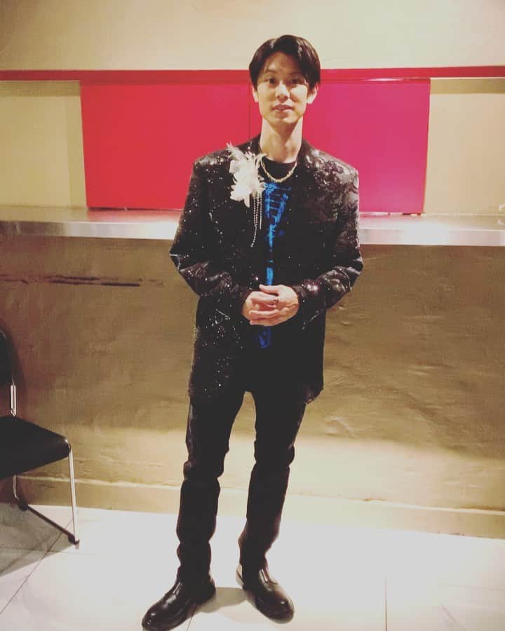 沢城千春のインスタグラム：「衣装がギラギラだった！ なんか俺のディナーショーみたいになった笑 衣装合わせの時は『これ！ちょっとやりすぎじゃ！？』と思ったんですが、ステージに立ったら全然マッチしてました！ 照明とか演出によって衣装の見え方も全然変わりますね！素敵な衣装ありがとうございました！」