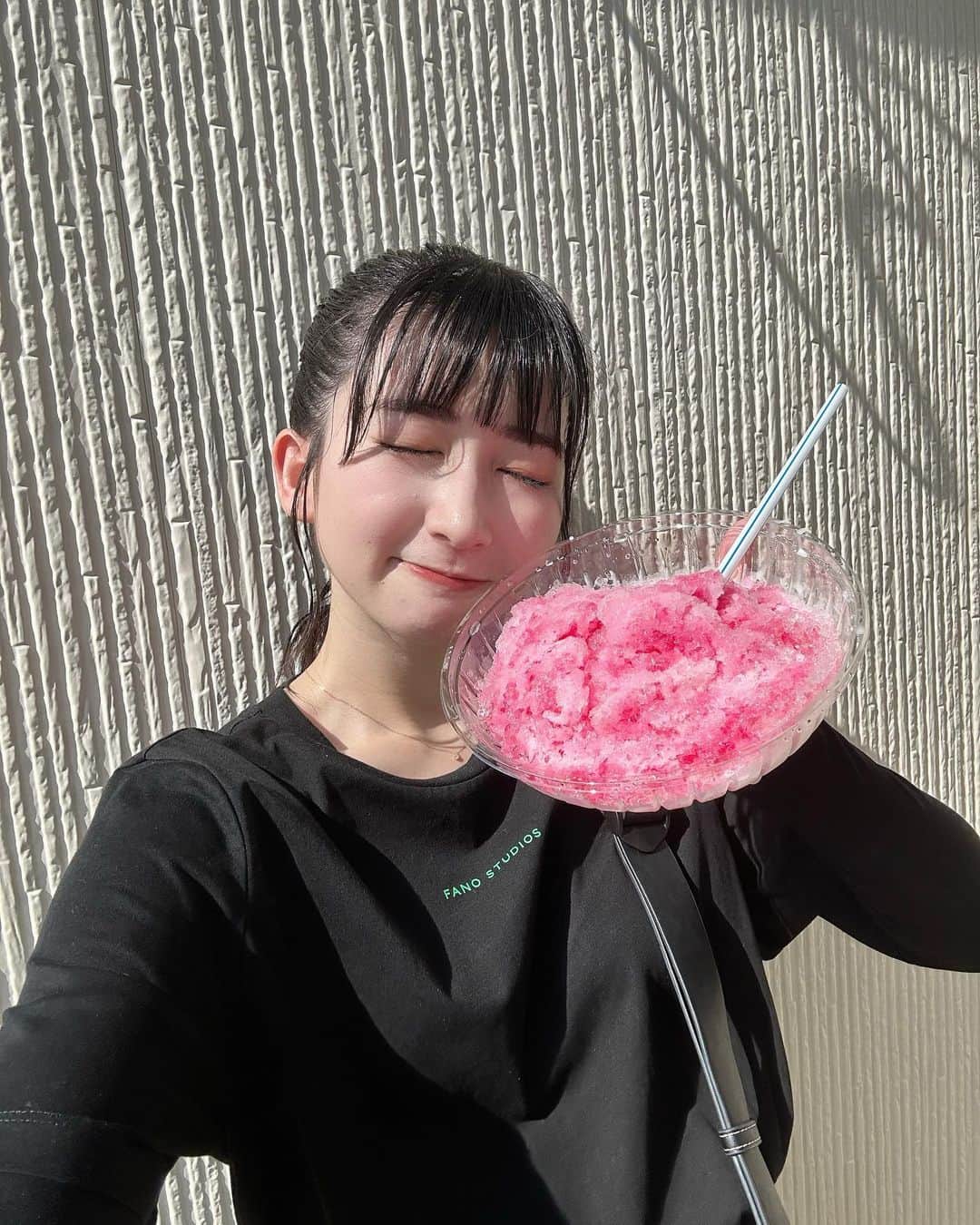 春乃きいなのインスタグラム：「#🍧   どでかかき氷！🍧  #01 #01line #idol #かき氷 #いちご #🍓」