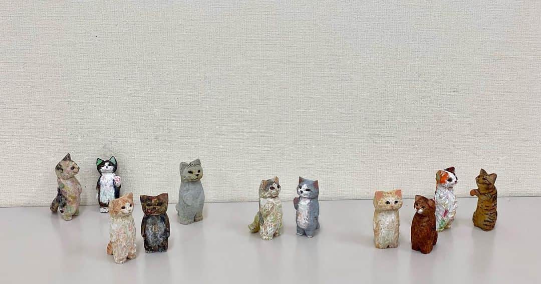 花房さくらさんのインスタグラム写真 - (花房さくらInstagram)「きのうの彫刻講座で生まれし猫たちです！！  談笑しているように置こうとしたら、参観日に交流するお母さんたちみたいになっちゃった。  #nhk文化センター西宮ガーデンズ教室  #cat #sculpture #hanafusasakura」7月24日 21時47分 - sakura_hanafusa