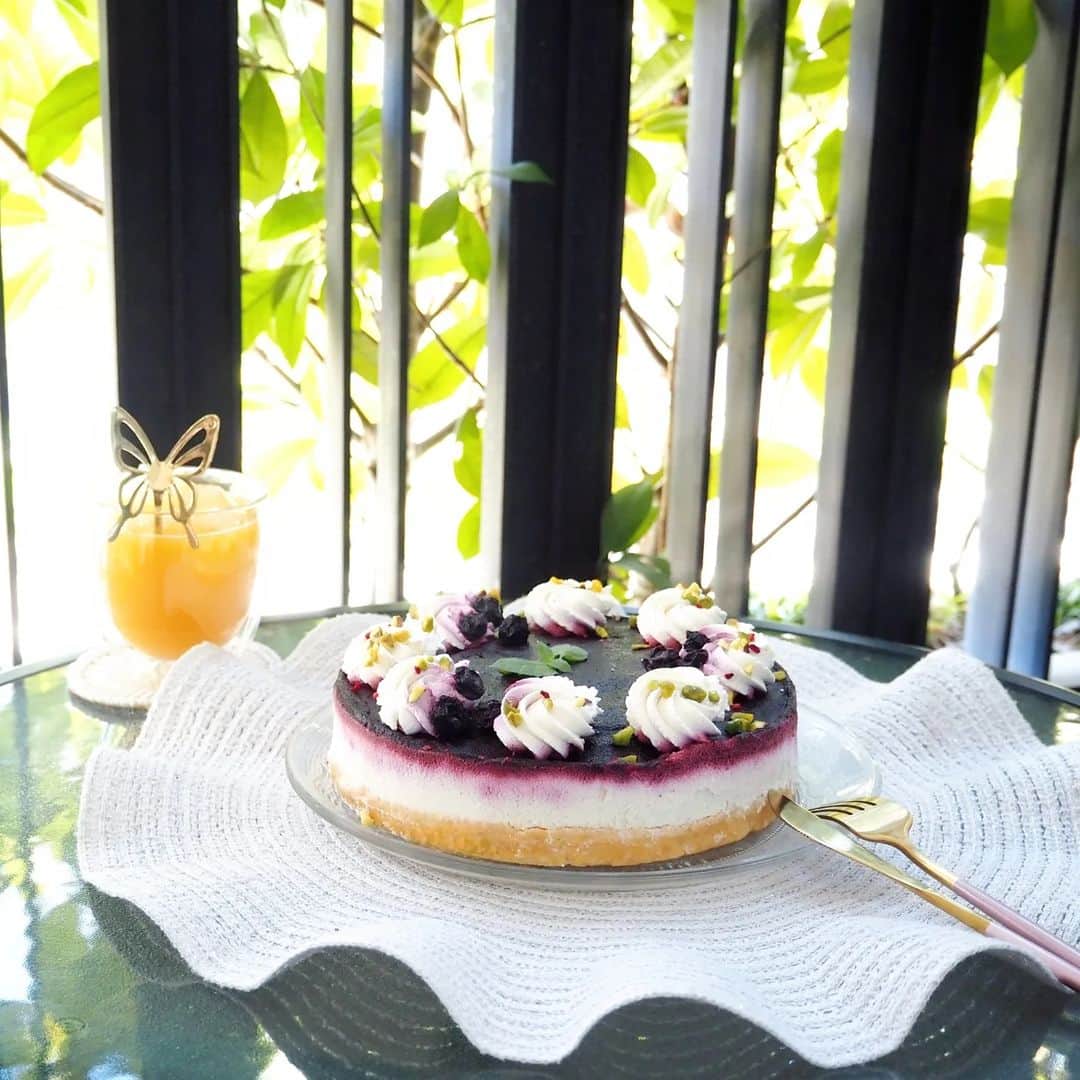 Kuboi Ayumiさんのインスタグラム写真 - (Kuboi AyumiInstagram)「ビーガンスイーツ専門店「カネリータ・スイーツ」からケーキをお取り寄せ。 卵や乳製品など動物性由来のものを一切使用しないスイーツを扱うお店です。  ■ビーガン ブルーベリーレアチーズケーキ ビーガンチーズを使っています。 上のブルーベリーソースも濃厚なので、ヘルシーなのに食べ応えのあるケーキです。 冷凍で届くので、食べる前に冷蔵庫で解凍するだけでOK。 今は暑いので、半解凍でアイスケーキのようにして食べてもおいしいですよ。  ケーキ以外にも見た目も華やかなドーナツやスイーツが揃っています。 大阪にあるお店なのですが、オンラインショップもありますので、チェックしてみてくださいね。  ■カネリータ・スイーツ（@canelita_sweets） 〒550-0015  大阪府大阪市西区南堀江１丁目１４−２２ 06-6535-9710  ○+●+○+●+○+●+○+●+○+●+○+●+○+●  @himekagami　←　check♡  おうちごはん が楽しくなるお取り寄せグルメ や簡単＆時短ごはん、育児情報など発信中！ 投稿が気に入ったら保存&フォローしていただけるとうれしいです。 いつもありがとうございます(^^)  ○+●+○+●+○+●+○+●+○+●+○+●+○+●  #お取り寄せグルメ #お取り寄せスイーツ #ビーガンカフェ #大阪カフェ #大阪スイーツ #大阪グルメ #チーズケーキ #カネリータスイーツ pr #canelitasweets #vegansweets #ビーガンスイーツ #ビーガンケーキ #ビーガン」7月24日 21時47分 - himekagami