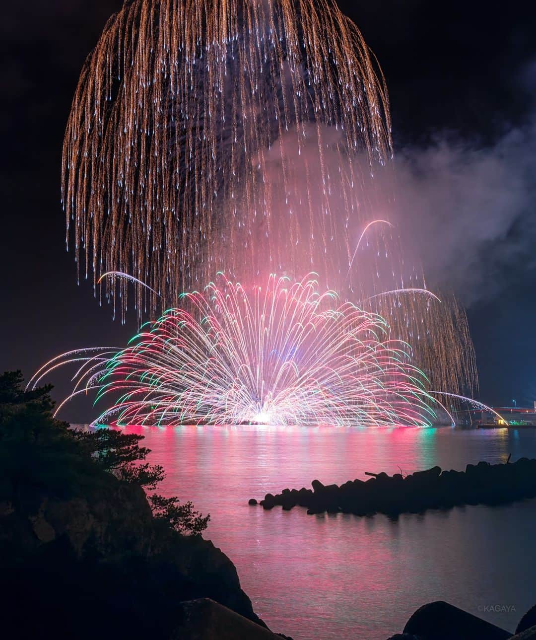 KAGAYAのインスタグラム：「海に咲く。 半円の大きな花火が水面に開きました。 （一昨日、三重県にて撮影） 今日もお疲れさまでした。  #花火 #三重 #sonyalpha #α7v」
