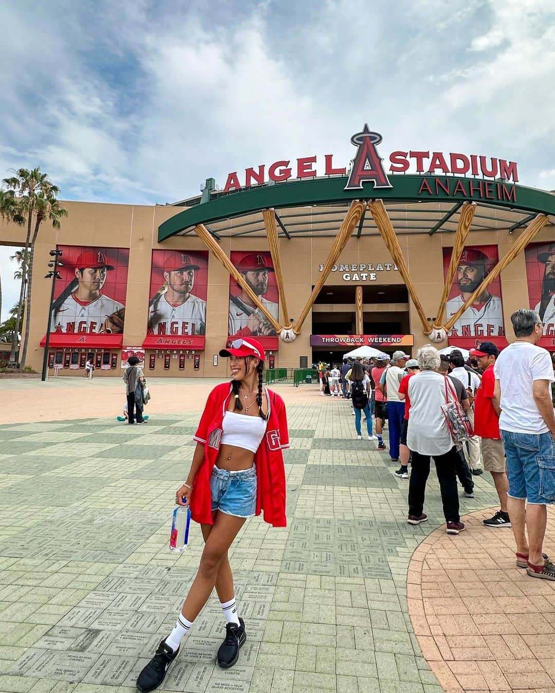SÜMIREさんのインスタグラム写真 - (SÜMIREInstagram)「. 選手の練習が見たくて試合開始の2時間前には 到着していたのに球場の外は既に長蛇の列😳 スタジアムに入る時は小さいバッグか透明のバッグで行かないと入れない場合があるから、大きいリュックは気をつけて😵🎒 . #エンゼルス#大谷翔平#野球#野球観戦#メジャーリーグ#海外旅行#LA旅行#ロサンゼルス#カリフォルニア#mlb#losangelesangels#angels#baseball#LA#travel」7月24日 21時49分 - 12_sumiregram_26