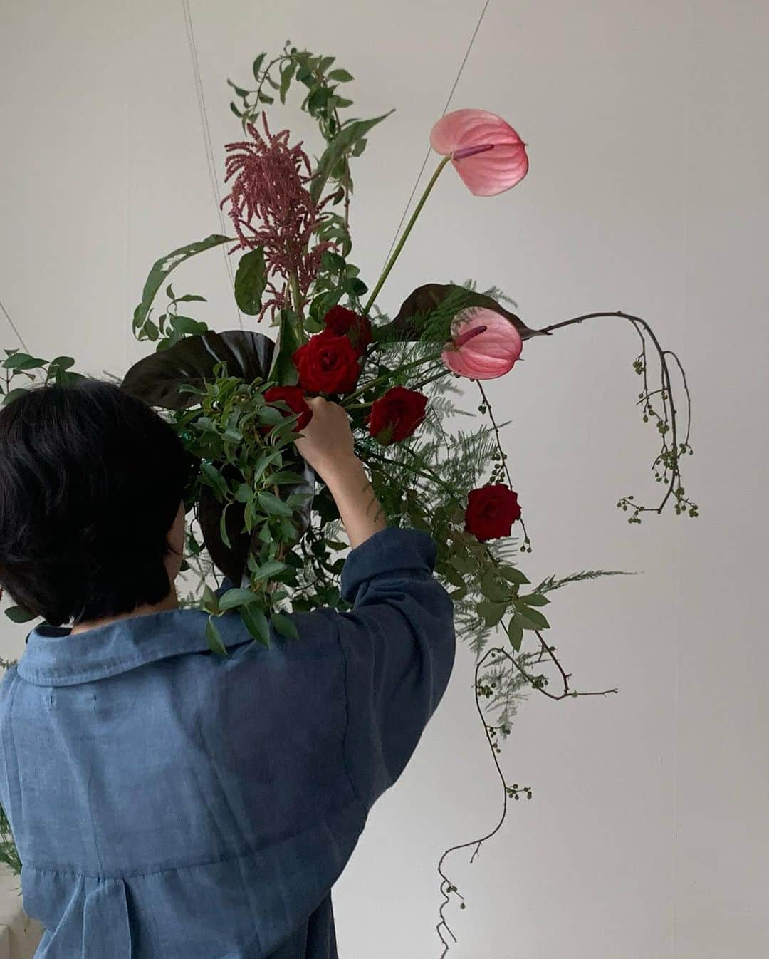 플로리스트 이주연 florist Lee Ju Yeonさんのインスタグラム写真 - (플로리스트 이주연 florist Lee Ju YeonInstagram)「. . Hanging installation   #hanginginstallation #행잉 #공간장식  . 바네스플라워 VANESS FLOWER . Katalk ID vaness52 E-mail vanessflower@naver.com . Paypal payment possible . 서울시 중구 청파로464 브라운스톤서울 101동2806호 📞02-545-6813」7月24日 21時50分 - vanessflower