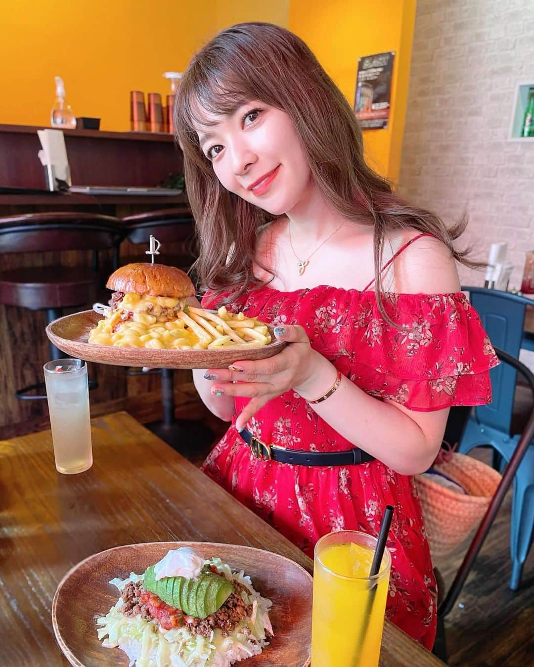 岩根沙恵子?さえみるのインスタグラム：「🍔 𝕙𝕒𝕞𝕓𝕦𝕣𝕘𝕖𝕣 福岡で初めに行ったのは ボリュームたっぷりのハンバーガー屋さん😍 【JUCY LUCY】🚀 @jucy_lucy092  気になっていた✨ ☑︎マッカンチーズバーガー ¥700- マカロニチーズがたっぷり入っていて 濃厚な味のハンバーガー👏 お肉ごろごろのパテも最高🤪 食べ応え抜群❤️  ☑︎ タコライス ¥800-(＋アボガド) 友人とシェアして食べたよー🤤 栄養価が高いアボガドをトッピング🥑 味が濃すぎず食べやすい味で ぺろりといけちゃいました、、、😋  ＋¥300でポテト&ドリンクセット🥤  食材は手作業で 1つ1つの仕込みに時間をかけているのに 低価格すぎません！？ びっくり、、、やっていけてるの？と思う🥹✨ 癖になる味、また食べたいなあ、、、😍  隠れ家っぽい立地で リピーターが多いみたいです🤫 壁紙オレンジ、ウッド基調でおしゃれ✨  ぜひ行ってみてね💛  #jucylucy大名店 #ジューシールーシー #大名グルメ #大名ランチ #マッカンチーズバーガー #タコライス #福岡グルメ #福岡ハンバーガー PR  #jucylucy #大名ランチ #マカロニバーガー #fukuokacafe #fukuokagourmet #世界水泳福岡 #hamburgergourmet #福岡ランチ #食べスタグラム」