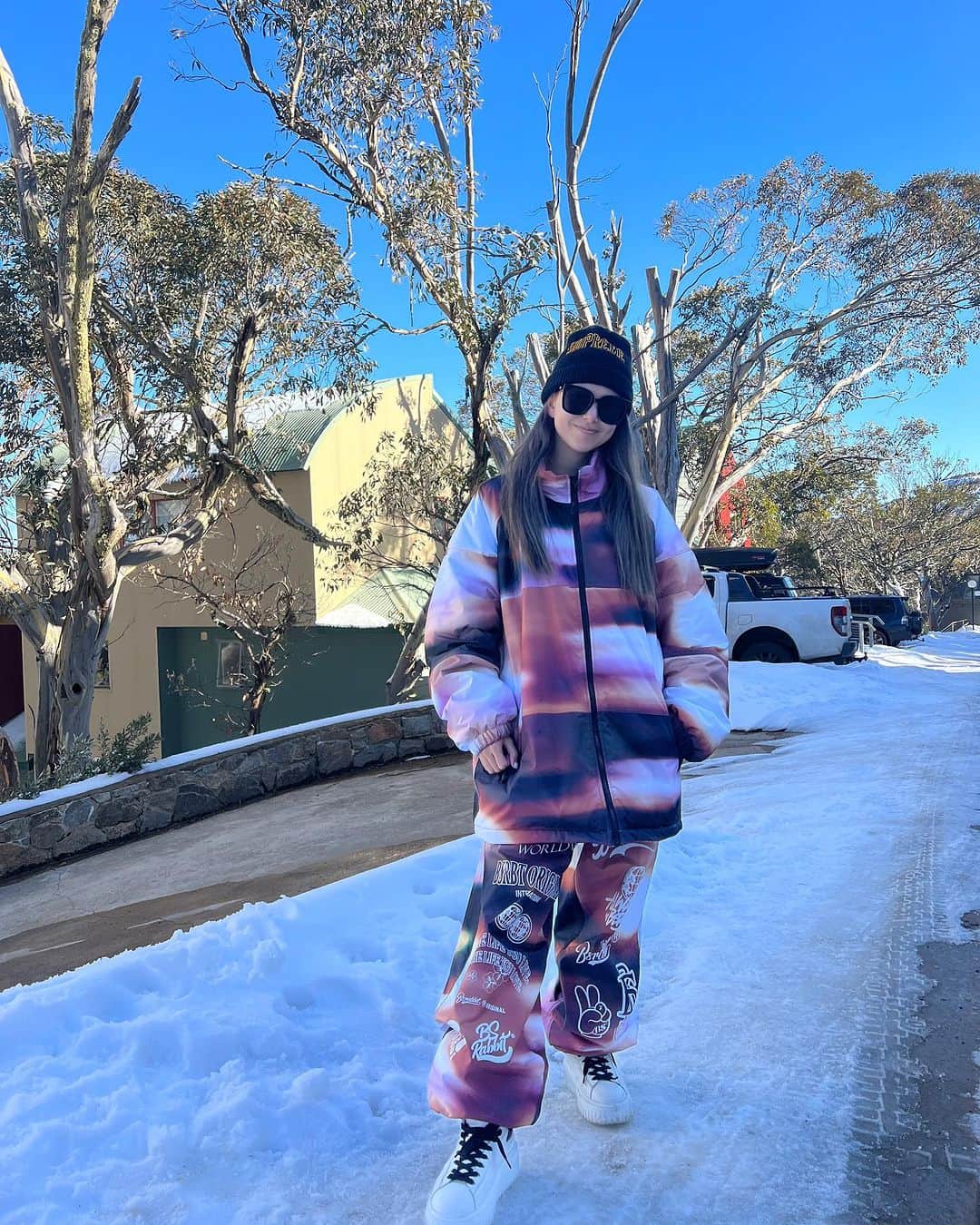ハンナ・クインリヴァンのインスタグラム：「上一秒還在太陽很大的地方，下一秒眼前的風景都是雪❄️  #給大家涼一下 #ootd」