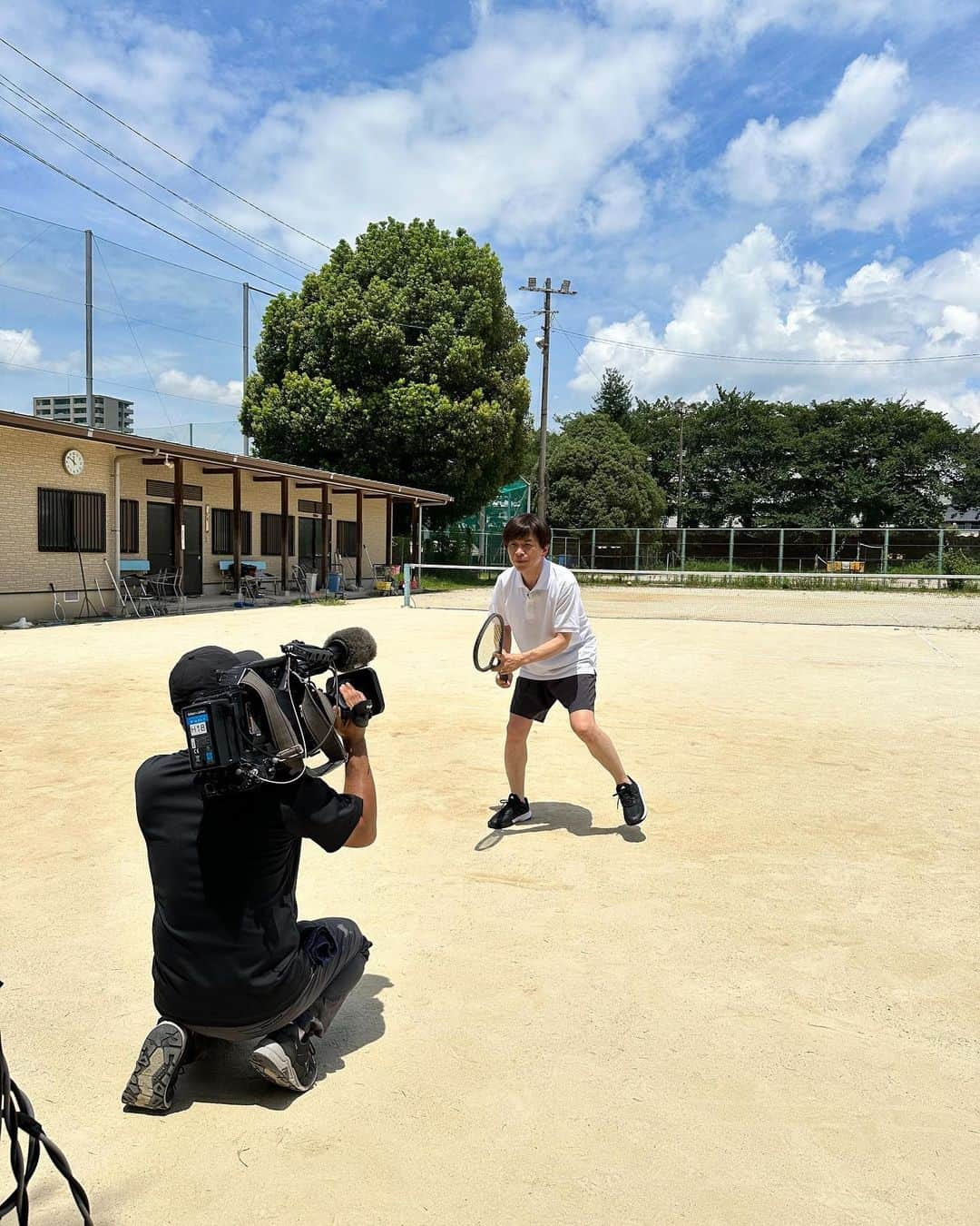 武田真一のインスタグラム：「♡ふるさと熊本を巡る旅  そして…こちらは謎のテニスウェア姿。見覚えのあるコートは…どこ…？  放送は、熊本地方だけです！！  8月11日（金）15:50-19:00「てれビタevery.」特集コーナー 8月20日（日）15:55-16:25特別番組」