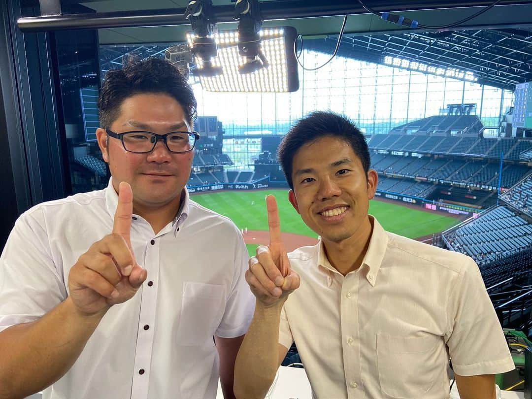 五十幡裕介さんのインスタグラム写真 - (五十幡裕介Instagram)「高校野球南北海道準決勝⚾️ バーチャル高校野球の生配信で、 今年も駒大苫小牧OBの本間篤史さんとご一緒できました！  明日の決勝は、午後1時からHTBで生中継！ 解説の本間さんに加え、 2006年、甲子園で駒大苫小牧との激闘を演じた 早稲田実業OB斎藤佑樹さんをゲストにお招きします！ あの夏から17年、放送席であの2ショットが！！ 最高に胸が高鳴ります…。  決勝は、北海道栄と北海のカードに決まりました。 48年ぶりの聖地返り咲きか、全国最多40回目の夢舞台か。 北海道にお住まいの方はHTBで、 道外の方はバーチャル高校野球でお楽しみ下さい！！  【番組情報】 「第105回全国高校野球選手権記念大会 新球場から夢の甲子園へ！南北海道大会決勝」 明日25日(火)午後1時から生中継 解説：本間篤史(駒大苫小牧OB) ゲスト：斎藤佑樹(元ファイターズ、早稲田実業OB) 実況：五十幡裕介  #高校野球 #夏 #2023 #甲子園 #北海道 #南北海道大会 #決勝 #北海道栄 #北海 #解説 #本間篤史 さん #ゲスト #斎藤佑樹 さん #早稲田実業 #新球場から夢の甲子園へ #地上波 #バーチャル高校野球 #高校野球はHTBで #HTB #アナウンサー #五十幡裕介 #実況」7月24日 21時57分 - htb_isohatayusuke