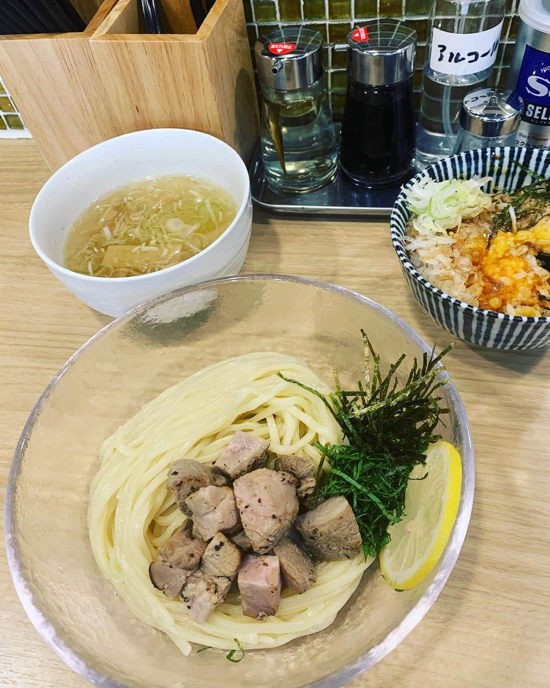 KagitaYukikoさんのインスタグラム写真 - (KagitaYukikoInstagram)「🍜⭐️ 母とラーメンランチへ☆★  関西テレビよーいドン！ でも紹介されたお店😋♪♪  ＊鶏に恋した日＊　 @torinikoishitahi_teradacho  夏季限定 ✨貝出汁冷やしつけ麺✨  厳選した高級食材ハマグリと ホタテをメインに数種類の魚貝と合わせた 海の旨みを凝縮させた 芳醇な味わいなスープ♡♡  サイドメニューからは 唐揚げとTKG✨🥚  ここの唐揚げ美味しくて リピート😆♪♪  冷やしつけ麺 さっぱり食べれるし 魚介の旨みがたっぷり つまってて いいわ〜💕  #ゆきんこ #グルメ #ランチ #ラーメン #🍜　 PR @torinikoishitahi_teradacho #鶏に恋した日  #鶏に恋した日寺田町店  #大阪ラーメン  #大阪ラーメン屋  #大阪つけ麺  #冷やしつけ麺」7月24日 21時58分 - mermaid.yukinko