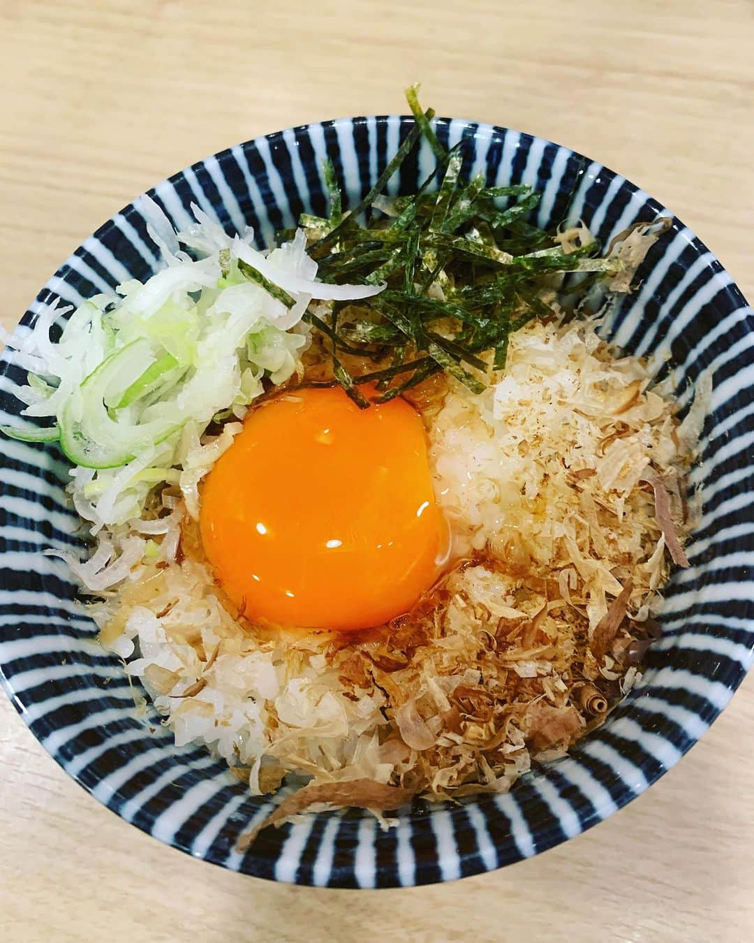 KagitaYukikoさんのインスタグラム写真 - (KagitaYukikoInstagram)「🍜⭐️ 母とラーメンランチへ☆★  関西テレビよーいドン！ でも紹介されたお店😋♪♪  ＊鶏に恋した日＊　 @torinikoishitahi_teradacho  夏季限定 ✨貝出汁冷やしつけ麺✨  厳選した高級食材ハマグリと ホタテをメインに数種類の魚貝と合わせた 海の旨みを凝縮させた 芳醇な味わいなスープ♡♡  サイドメニューからは 唐揚げとTKG✨🥚  ここの唐揚げ美味しくて リピート😆♪♪  冷やしつけ麺 さっぱり食べれるし 魚介の旨みがたっぷり つまってて いいわ〜💕  #ゆきんこ #グルメ #ランチ #ラーメン #🍜　 PR @torinikoishitahi_teradacho #鶏に恋した日  #鶏に恋した日寺田町店  #大阪ラーメン  #大阪ラーメン屋  #大阪つけ麺  #冷やしつけ麺」7月24日 21時58分 - mermaid.yukinko