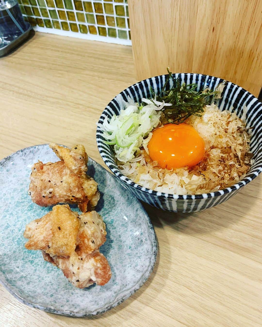 KagitaYukikoさんのインスタグラム写真 - (KagitaYukikoInstagram)「🍜⭐️ 母とラーメンランチへ☆★  関西テレビよーいドン！ でも紹介されたお店😋♪♪  ＊鶏に恋した日＊　 @torinikoishitahi_teradacho  夏季限定 ✨貝出汁冷やしつけ麺✨  厳選した高級食材ハマグリと ホタテをメインに数種類の魚貝と合わせた 海の旨みを凝縮させた 芳醇な味わいなスープ♡♡  サイドメニューからは 唐揚げとTKG✨🥚  ここの唐揚げ美味しくて リピート😆♪♪  冷やしつけ麺 さっぱり食べれるし 魚介の旨みがたっぷり つまってて いいわ〜💕  #ゆきんこ #グルメ #ランチ #ラーメン #🍜　 PR @torinikoishitahi_teradacho #鶏に恋した日  #鶏に恋した日寺田町店  #大阪ラーメン  #大阪ラーメン屋  #大阪つけ麺  #冷やしつけ麺」7月24日 21時58分 - mermaid.yukinko