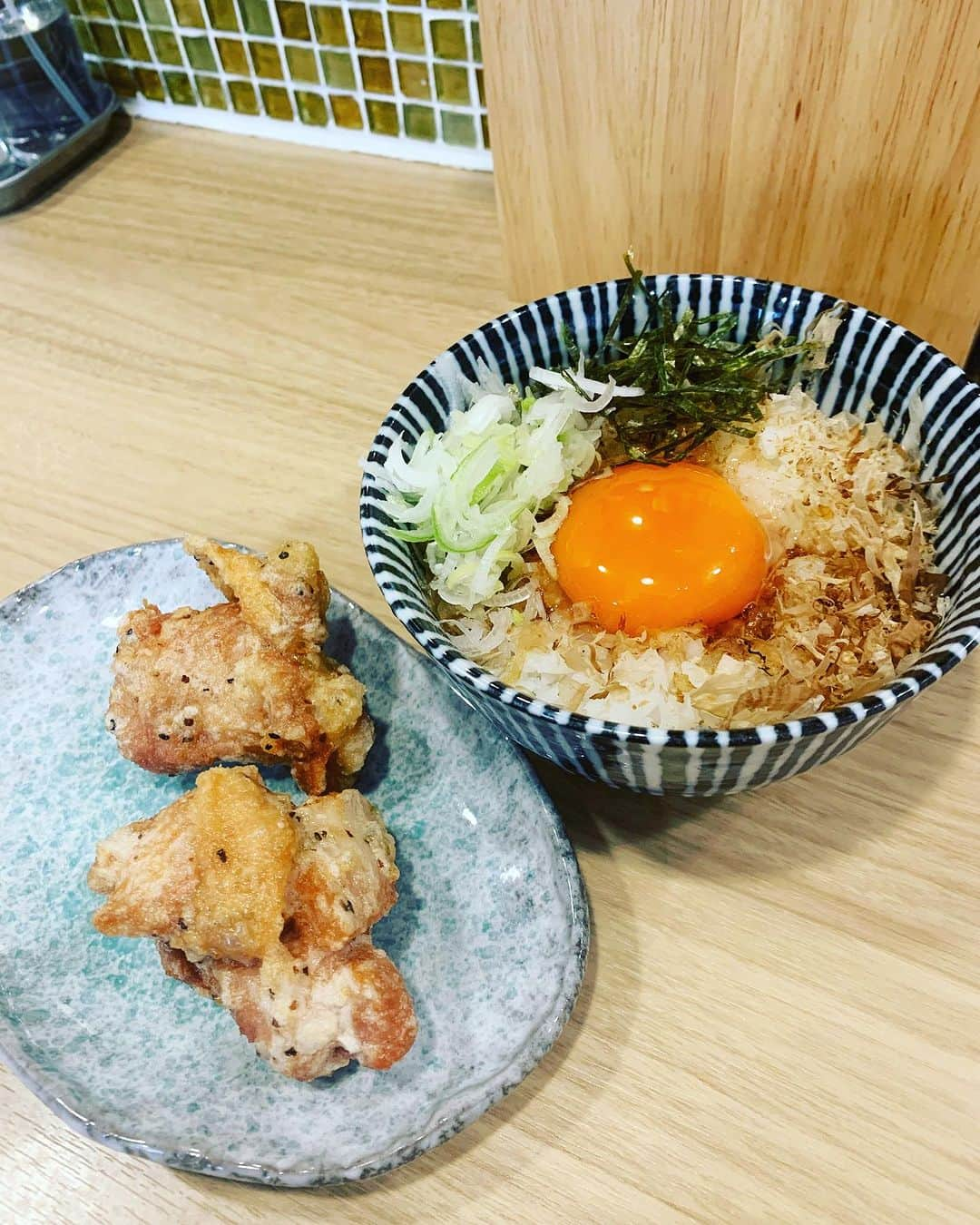 KagitaYukikoさんのインスタグラム写真 - (KagitaYukikoInstagram)「🍜⭐️ 母とラーメンランチへ☆★  関西テレビよーいドン！ でも紹介されたお店😋♪♪  ＊鶏に恋した日＊　 @torinikoishitahi_teradacho  夏季限定 ✨貝出汁冷やしつけ麺✨  厳選した高級食材ハマグリと ホタテをメインに数種類の魚貝と合わせた 海の旨みを凝縮させた 芳醇な味わいなスープ♡♡  サイドメニューからは 唐揚げとTKG✨🥚  ここの唐揚げ美味しくて リピート😆♪♪  冷やしつけ麺 さっぱり食べれるし 魚介の旨みがたっぷり つまってて いいわ〜💕  #ゆきんこ #グルメ #ランチ #ラーメン #🍜　 PR @torinikoishitahi_teradacho #鶏に恋した日  #鶏に恋した日寺田町店  #大阪ラーメン  #大阪ラーメン屋  #大阪つけ麺  #冷やしつけ麺」7月24日 21時58分 - mermaid.yukinko