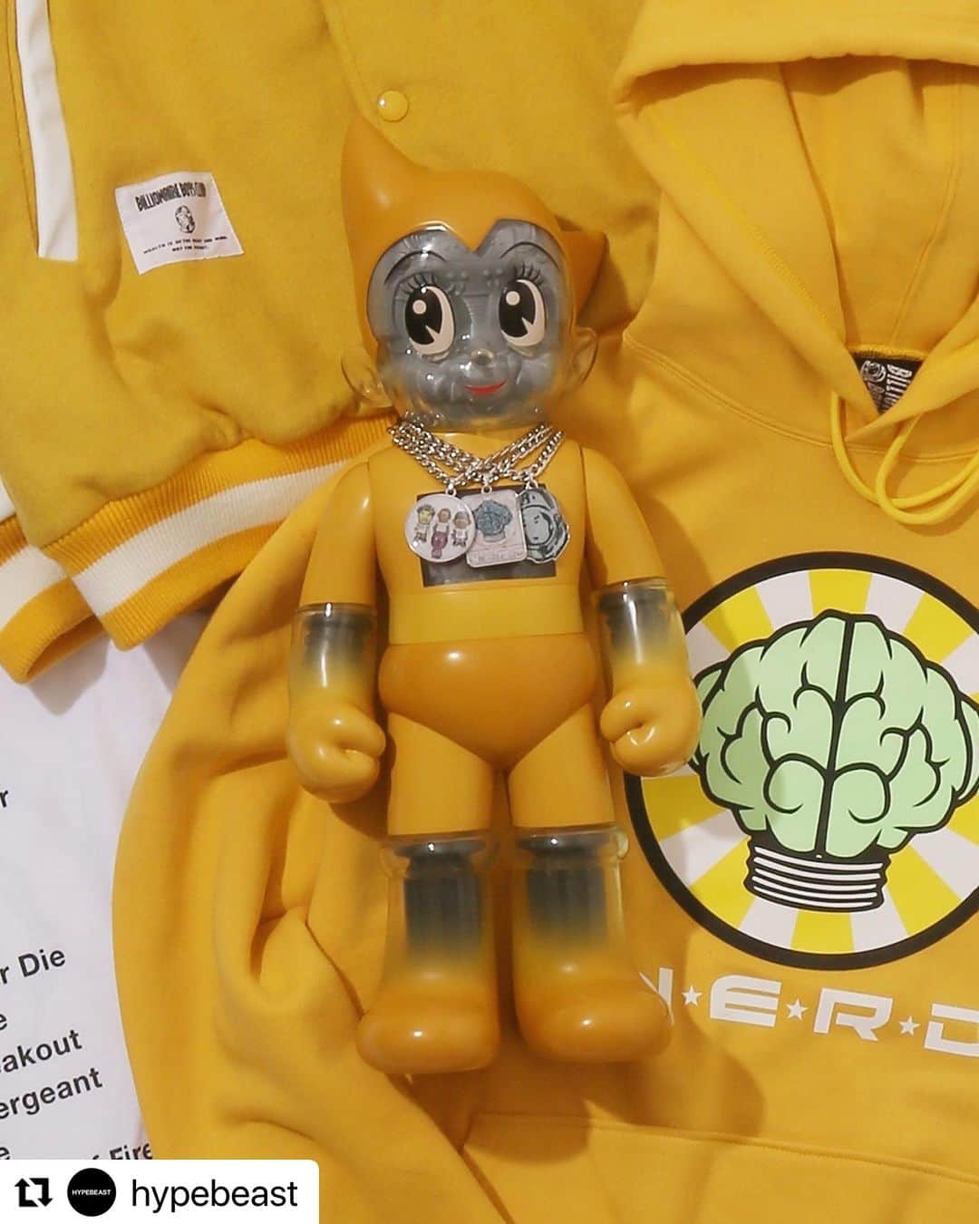 ビリオネア・ボーイズ・クラブのインスタグラム：「#Repost @hypebeast with @use.repost ・・・ @bbcicecream_jp and @secretbase.osaka have teamed up to collaborate on another Astro Boy vinyl figure. The new piece is brought to life by Tokyo-based producer, @hiddy728 and arrives standing 46cm tall. Covered head to toe in a bright yellow hue, the figure’s face, arms, boots, and chest are crafted out of clear vinyl while its arms and boots come in an ombré effect. A trio of chunky necklaces reminiscent of @nigo and @pharrell’s iconic chains are also included.⁠ ⁠ For those interested, the Japanese-exclusive Astro Boy figure is available online and via Billionaire Boys Club/Ice Cream Tokyo stores for $428 USD.⁠ Photo: Billionaire Boys Club」