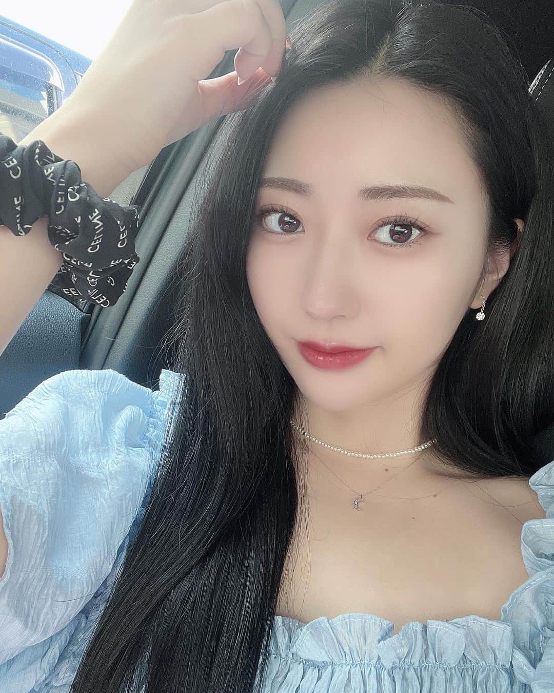 山木彩乃のインスタグラム：「🪼  最近はニキビができない肌が 続いている…🫠  長年通ってる美容室でいただいた 化粧水使ってから！！🫢  2.3枚目の写真の通り.ほぼほぼ 使い切ったんですが、 乾燥肌の私に中まで保湿してくれる 感覚がめっちゃ良きです◎  なんと… ヒト幹細胞がはいってる🤫🤫🤫  男性も特に使ってほしい💪🏼  この素晴らしい化粧水を年月かけて 作り上げた森田さん本当にすごい!!!!!✨  @shiipp_p @mutayasuhide   @age_nishidori   #ヘアメイクアージュ天神西通り店」