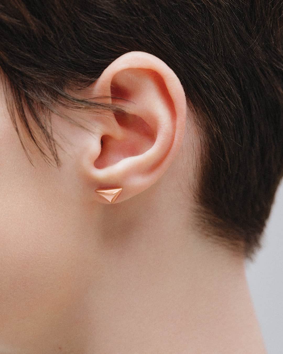 プラダさんのインスタグラム写真 - (プラダInstagram)「The 18k recycled gold nano triangle ear stud, in any orientation, is undeniably Prada. Discover more via link in bio.  #PradaFineJewelry #Prada」7月24日 22時00分 - prada