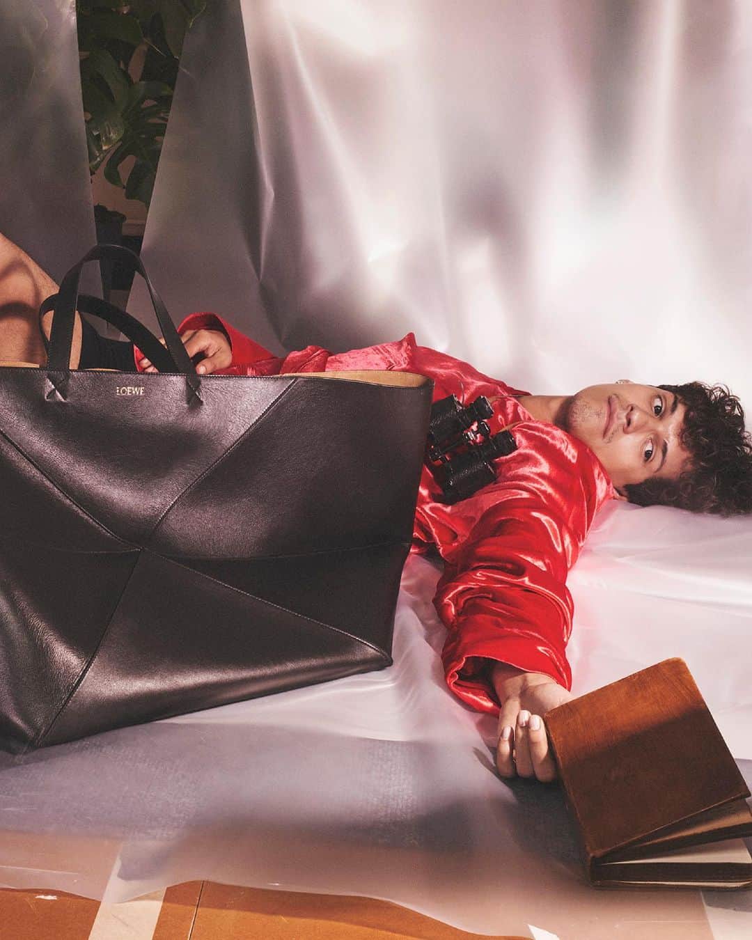 Loeweさんのインスタグラム写真 - (LoeweInstagram)「LOEWE Fall Winter 2023 men's campaign featuring Omar Apollo with the Puzzle Fold tote XL—inspired by the iconic geometry of the original Puzzle debuted in 2014 as Jonathan Anderson’s first bag for LOEWE and an archive design known as the Origami bag.  See the campaign on loewe.com  #LOEWE #LOEWEpuzzle」7月24日 22時00分 - loewe