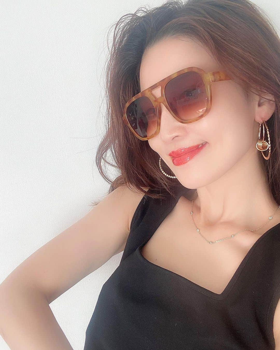 永田明華のインスタグラム：「サングラス🕶とアクセサリー♡  夏ファッションはシンプルになりがちで、アクセサリーで変化つけたくなるし サングラスも欲しくなるよね。  #aire @aire_nyc のサングラス #liliclaspe @lili_claspe のネックレスも #海外通販 @revolve で購入しました❣️  お洒落な海外ブランド多くてサイト見るのがほんと楽しい💓  #リボルブクロージング @revolve #revolveme#サングラス #アクセサリー #ネックレス」