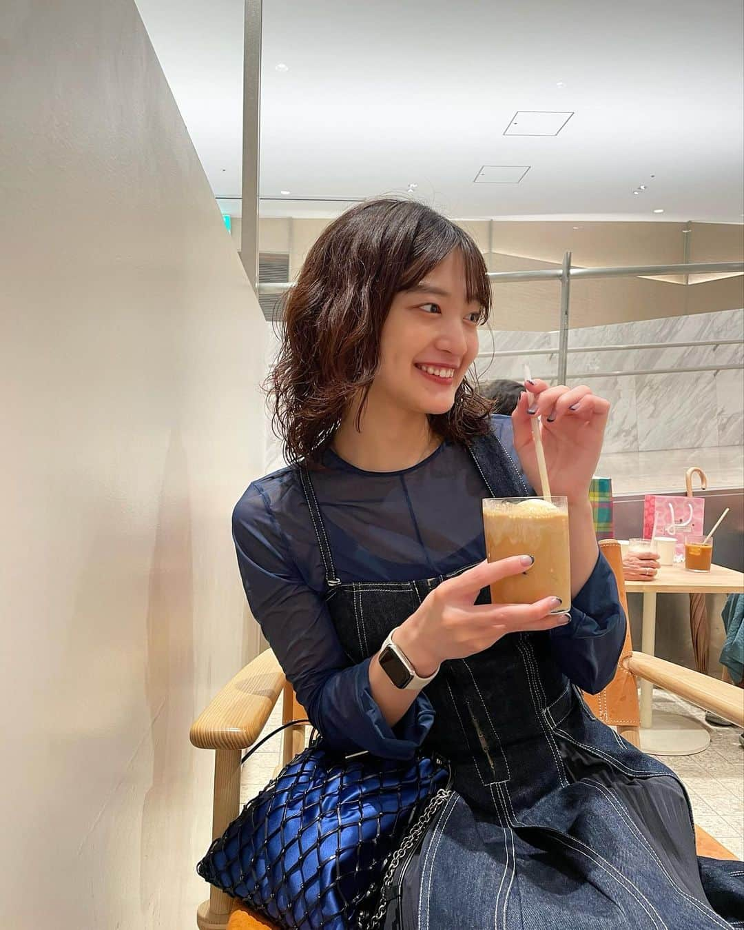 佐藤 渚のインスタグラム：「2日連続でブルーボトルコーヒーに駆け込んだ☕️   昨日はコールドブリューだったけど、今日はフロート  #カフェ　#休日　#ブルーボトルコーヒー  #都内カフェ　#カフェ　#銀座カフェ」