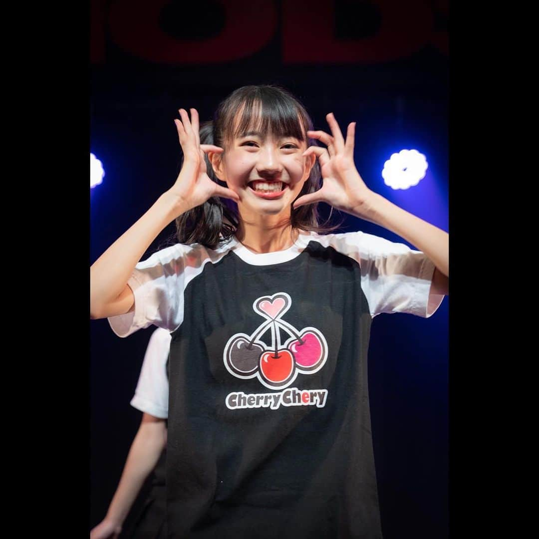 東恩納瑠花さんのインスタグラム写真 - (東恩納瑠花Instagram)「2023.5.20 チェリーチェリ🍒 ラストライブ🎤✨in Mods  最初の衣装はもう皆んな小さくて入らず…😂 それなので、 大きいチェリーチェリ🍒Tシャツと 急遽、新しく皆んなで買いに行ったセットと メンバー画像のラストライブTシャツ でした✨  最初はチェリーチェリ🍒Tシャツ＆赤プリーツ（これはギリギリ履けた🙌🏻） 楽しい楽しいLive🎤です お写真ありがとうございました📸😊💓 るか🍒  #japan #沖縄 #okinawa #sweetcherrypeppers #scp  #モデル #colors沖縄 #アイドル #idol #美少女図鑑 #沖縄美少女図鑑 #チェリーチェリ」7月24日 22時02分 - ruka.ru_ru