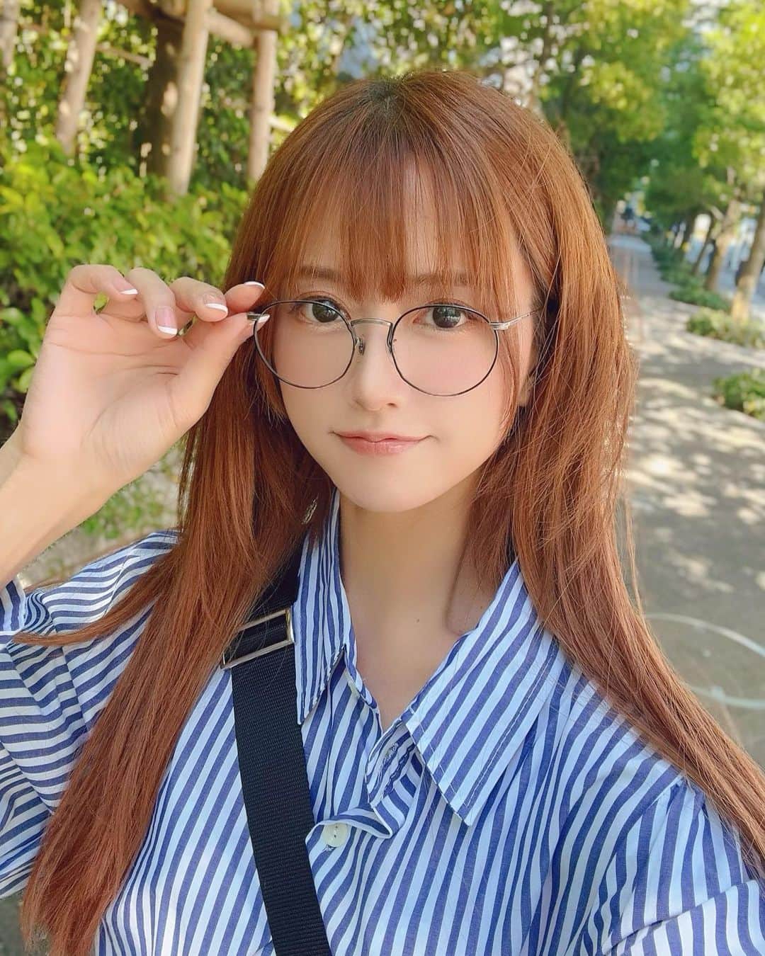 希島あいりのインスタグラム：「知的、装ってます🤦‍♀️笑」