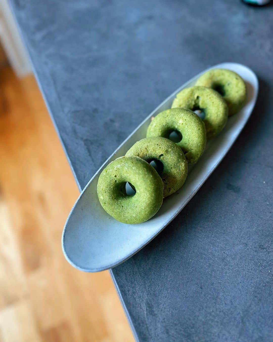 忍舞のインスタグラム：「長命草いり ヴィーガングルテンフリードーナツ🍩  米粉とおからで作ってもっちりドーナツ 長命草が抹茶みたいな味になって うまうま💓  分量多く作ったので ドーナツ型が足りなくて モンスターズインクの焼き型も追加。  お友達のおうちに手土産で みんな喜んで食べてくれて 嬉しかったぜ✨  #ヴィーガンドーナツ #グルテンフリードーナツ #ヴィーガングルテンフリードーナツ #長命草 #生おからドーナツ #生おからレシピ #ヴィーガンドーナツレシピ」