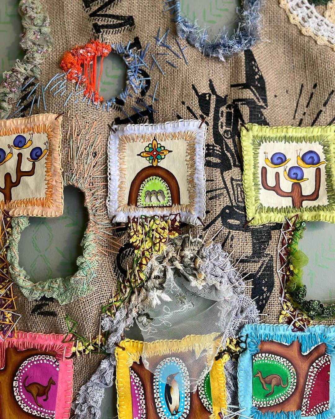 美波さんのインスタグラム写真 - (美波Instagram)「🇯🇵 生命の森 〜死と再生の物語〜 死をどのように受け入れるのか。 私は創作を通して、この問いに答えようとしているのだと思う。 私が思い描く生と死の世界は、完全に無音でリズミカルなものだ。 メキシコの生命の樹からインスピレーションを得て、対極で、表裏一体の世界を表現することにした… 顕微鏡を見るように沢山の小さい四角いキャンバスを覗くと、共存する生命体が細胞の中から現れる。 記憶が染み付いた古い布や刺繍を使って菌類を表し、その細胞内をむさぼらせた。 幾何学的に繋げた糸は、死を伝達する言葉たちだ。 音のない言葉は少しずつ無限に広がり、やがて生命の森となる。 死と再生の森で踊り続ける菌類は、新たな共同体を生み出す。 やがて彼らは世界を侵略し、未来へ発展させていく。  🇫🇷 La Forêt de la Vie ~Une histoire de mort et de renaissance~ Comment vivre ce cheminement ? Je pense essayer de répondre à cette question au travers de ma création. Mon monde de la vie et de la mort est totalement silencieux et rythmé. Inspirée par l'arbre de vie mexicain, j’ai décidé d’exprimer ces deux mondes d’oppositions polaires… En observant les nombreuses petites toiles carrées,  à travers un microscope, des formes de vie coexistantes émergent de l'intérieur des cellules. De vieux tissus et des broderies enchevêtrés de souvenirs,  je laisse les moisissures (fungus)  dévorer les cellules vivantes. Les fils géométriques sont tels des mots qui transmettent la mort. Peu a peu les paroles des moisissures se répandent à l'infini et finissent par devenir une forêt de vie. Les fungus continuent de danser dans leur langue sans son, créant de nouvelles communautés. Finalement, ils envahissent le monde et créent l'avenir.  🎨minami-imanim 👩🏻‍🎨  🐾🐾🐾🐾🐾🐾🐾🐾🐾🐾🐾🐾🐾🐾🐾🐾🐾 @imanim.art #actor #artist #art #artwork #atelier #minami #アトリエ #美波  #アート #imanimart #creation #modernart #現代美術 #inspiration  #contemporaryart #couleur #color #色 #paris #sewing #collage #コラージュ#絵 #drawing #painting #creation #fungus #textileart #embroideryart #needlecraft」7月24日 22時05分 - minamimanim
