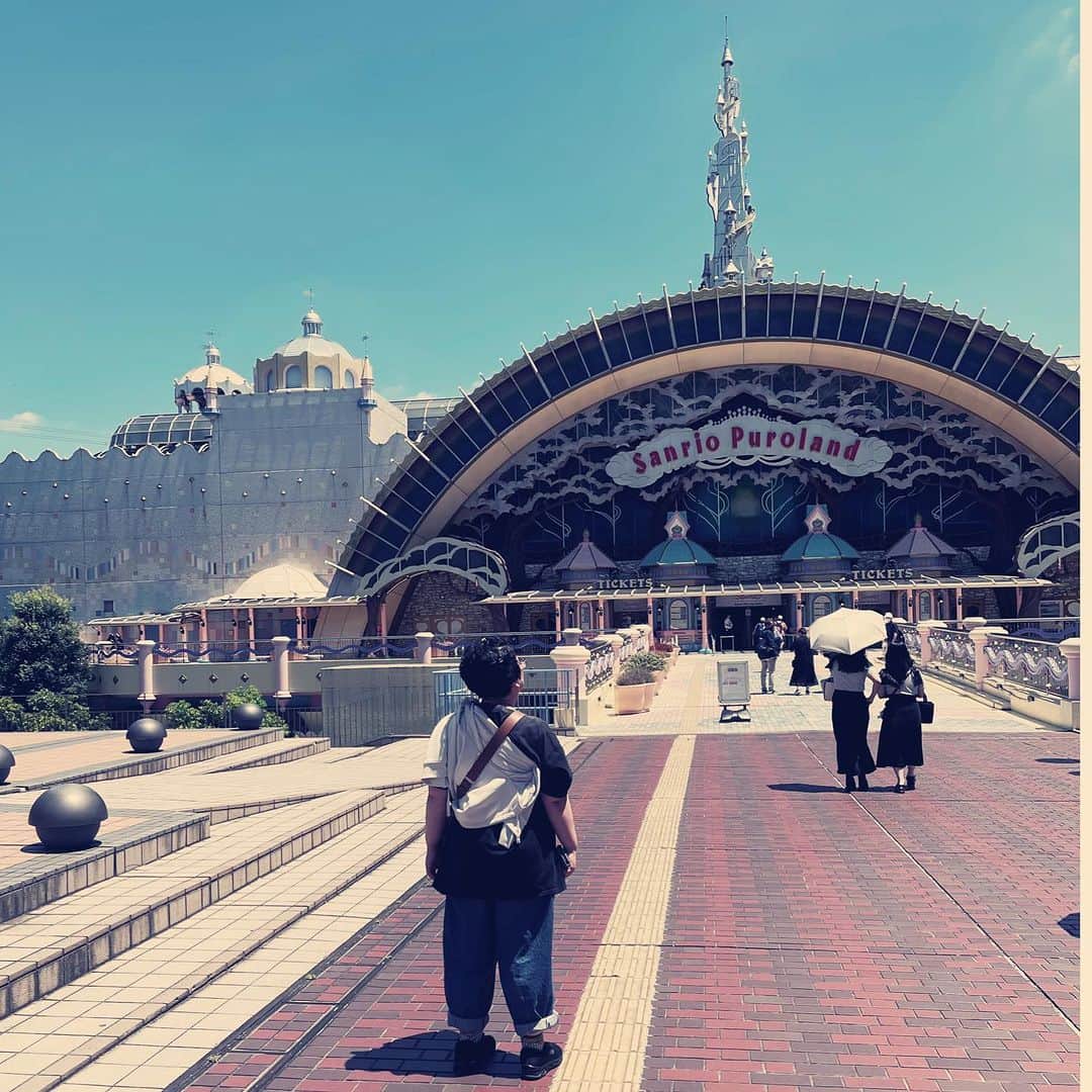 府中ふみえさんのインスタグラム写真 - (府中ふみえInstagram)「【30年振りの故郷】  「私こんなに大きくなったよ」  #ピューロランド #サンリオピューロランド #サンリオおばさん  #サンリオ #心のふるさと  #箱推し #dd  #あの頃はインスタントカメラ時代  #バツ丸コーデ #夜勤明け #お顔てかてか  #プラン計画 #府中ふみえ」7月24日 22時18分 - plank.fuchufumie