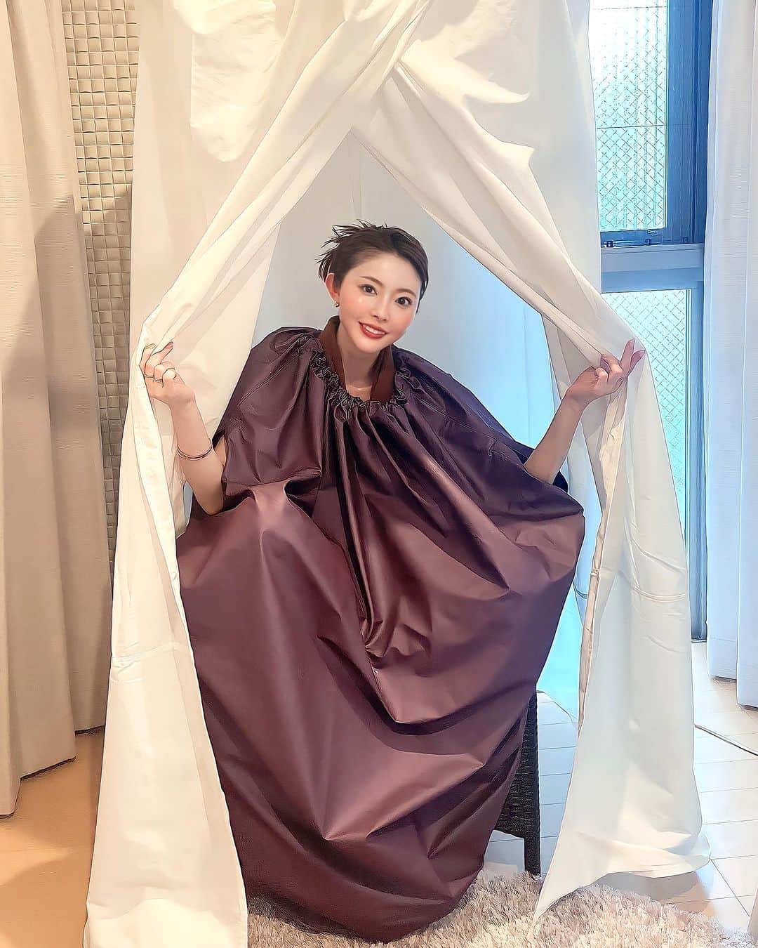 松田唯花のインスタグラム：「温活が習慣です。  元々かなりの冷え性、生理痛もPMSも酷い(時には立てないほど😭)、汗もかかない私なので、意識的に身体を温めています。  一番長く続けているのは酵素風呂。 あと、たまに行っているのがよもぎ蒸し。  生理痛、PMS、冷え性、むくみ、不眠で悩んでいる人は是非よもぎ蒸しへ。 妊活の一環としてやっている知人もいます。  ガウンを着て土鍋で煮たよもぎの蒸気をデリケートゾーンに直接あてると、芯まで温まって汗が半端なく出る💦 最強デトックス！  身体のあらゆる不調に効果テキメン。 終わった後も身体のポカポカ感がずっと続いていて、その日の夜はぐっすり眠れます😴  このよもぎ蒸しサロンは、まささんに紹介してもらったところ😊 @ms_24ji   麻布十番にある @dohermo_azabujuban です。  1枚目はよもぎ蒸し中、2枚目は蒸される前の涼しげな顔。笑  オリジナルのよもぎがたくさんあって悩みに合わせてブレンドしてくれました。 あと終わった後に、マッサージチェアで全身の凝りをほぐしてくれるのまでメニューに入ってるのが最高だった🥹💕(気持ち良すぎてそのマッサージチェアを本気で買おうと考えている私。笑　今一番欲しいもの。笑)  美容液やクリームを塗ったり、クリニックやエステに行ったりして外側からのケアをするのも大事だけど、色々な美容をやってきて思うことは、やっぱり真の美人になるには外側だけじゃなくて内側からもケアしないとね！  30歳を過ぎてから、インナーケアや、身体の中にアプローチしてくれる酵素風呂やよもぎ蒸しの重要性を感じています。  身体の中から美人になりましょ☺️  #よもぎ蒸し」