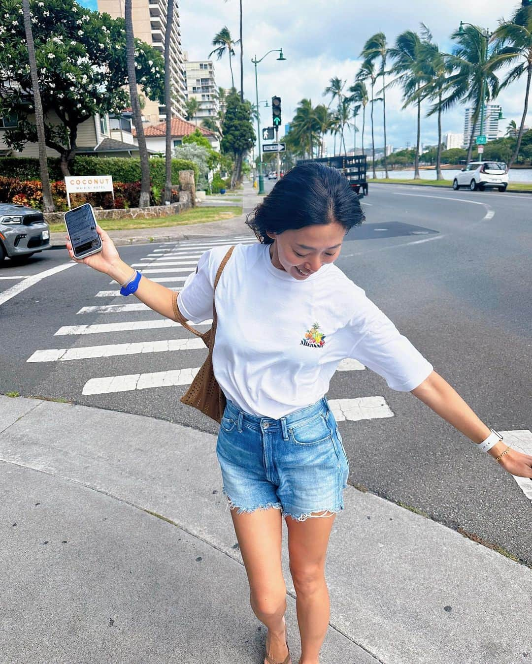 野沢和香さんのインスタグラム写真 - (野沢和香Instagram)「沢山お洋服持ってきたのに、昼間は結局毎日 @yanuk_official さんと作ったデニムショーパンSunny👖を穿いてた😂  Tシャツは　@vitamix_japan ✖️ @wtaps_tokyo  🍎フルーツ柄🍌🥝がお気に入り🌴💓」7月24日 22時18分 - wakanozawa