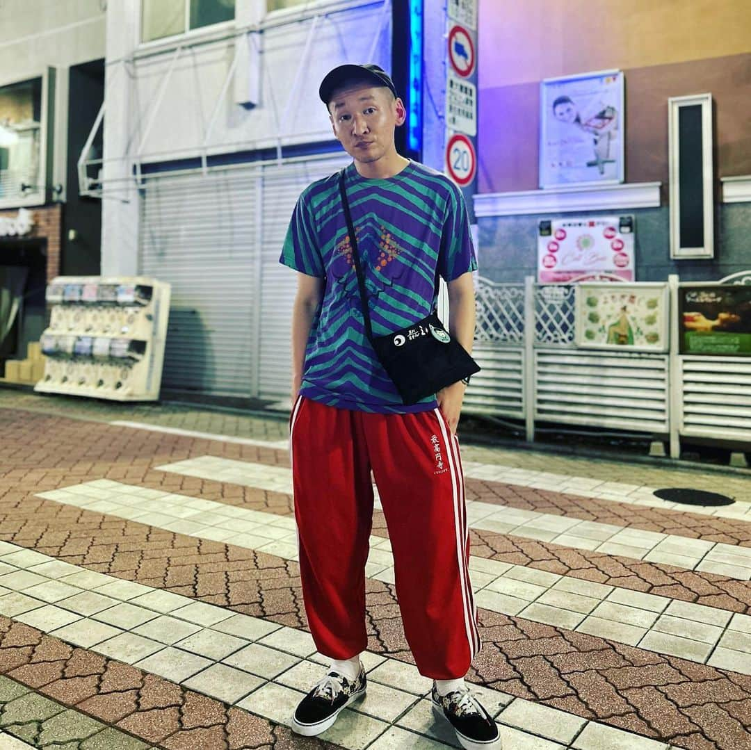 市川刺身さんのインスタグラム写真 - (市川刺身Instagram)「今日の服装。 tricotさんのライブ観に行かせて頂いた日。  ハラノムシで購入した海外の化け物のシルクスクリーンが自然に入りこんだTシャツ。 履きやすさバツグン最高円寺の赤ジャージ。 無駄づくりの黒帽子に招き猫の靴とホテル三日月のサコッシュ。  今日は初めてtricotさんのライブを観に行かせて頂きました。 音源とか映像とかでは観てたけど生でtricotさんのライブを観るのは初めてでメチャクチャカッコよくて大興奮でした。 終わりでメンバーの方々に挨拶させて頂いたのですがさっき見てた本物のtricotさんが目の前に！と思って緊張してしまい変な事言ってしまってないか不安になりました。 みなさん凄く優しくて素敵でした。 ドラムの吉田さんが僕の写真を待ち受けにしてくれてました。 ご利益があると良いなぁ。 みなさんとまるでファンみたいにお写真撮らせて頂きました。 ご挨拶を終えて、まだライブはあったけど『今日はもう歩いて帰ろう』と思い新代田から高円寺までライブに浸って歩いて帰りました。 高円寺着いて商店街の煙草屋さんの窓口に携帯置いて撮りました。 僕ももっと頑張ろう！ tricotさんありがとう。  #今日着た服 #ファッション #古着 #新代田FEVER #tricot #めっちゃかっこよかった #また観に行きたい #なかちゃんありがとう #高円寺 #歩いて帰った #夜風 #ライブハウスだから #靴履いた #靴って歩きやすい #靴って暑い」7月24日 22時19分 - soitsudoitsu