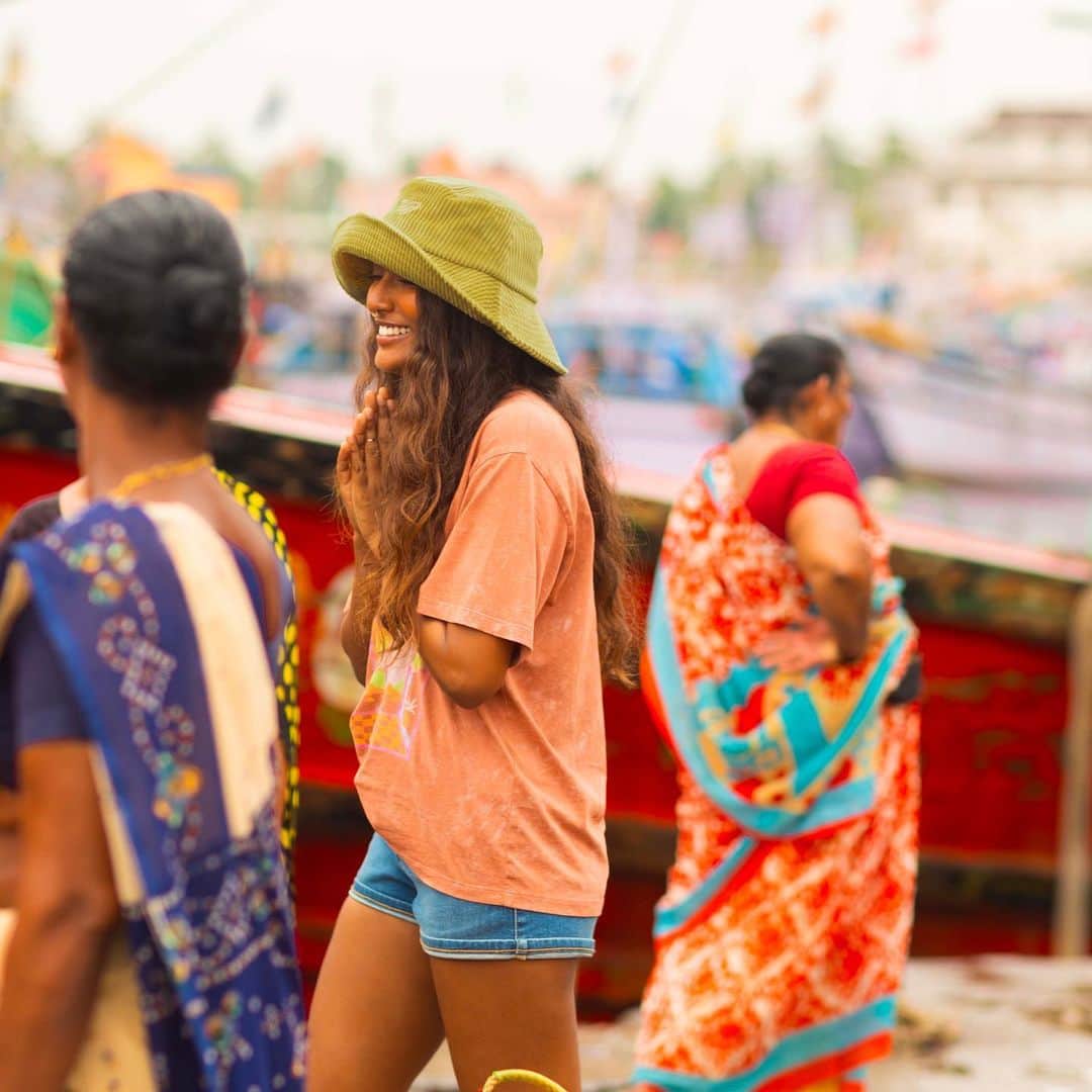 ロキシーさんのインスタグラム写真 - (ロキシーInstagram)「Scenes from India with @surfishita. From the calm of the ocean to the beautiful chaos of the bustling port & marketplace.」7月24日 22時11分 - roxy