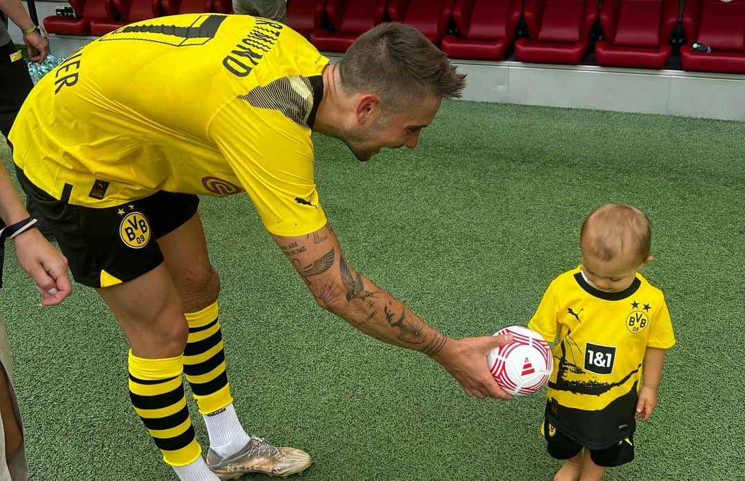 モリッツ・ライトナーさんのインスタグラム写真 - (モリッツ・ライトナーInstagram)「Was für ein Tag 🖤💛 Dieses Trikot wieder in der Arena mit alten Kollegen und @bvb09 LEGENDEN tragen zu können war eine riesengroße Freude. Dann noch mit unserem kleinen Lio auf dem Platz genießen zu können #wunderschön 😍 eine große Ehre. Danke 🙏 #schwarzgelb #bvb #legenden #spaß #dortmund #fussball」7月24日 22時11分 - moleitner5