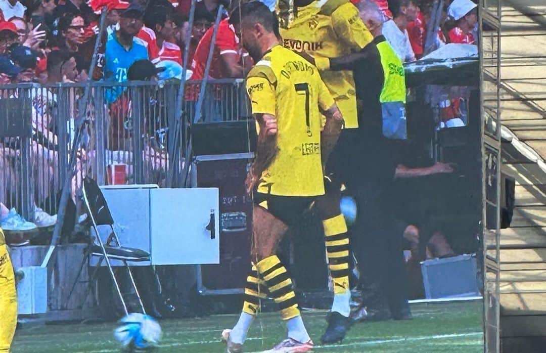モリッツ・ライトナーさんのインスタグラム写真 - (モリッツ・ライトナーInstagram)「Was für ein Tag 🖤💛 Dieses Trikot wieder in der Arena mit alten Kollegen und @bvb09 LEGENDEN tragen zu können war eine riesengroße Freude. Dann noch mit unserem kleinen Lio auf dem Platz genießen zu können #wunderschön 😍 eine große Ehre. Danke 🙏 #schwarzgelb #bvb #legenden #spaß #dortmund #fussball」7月24日 22時11分 - moleitner5