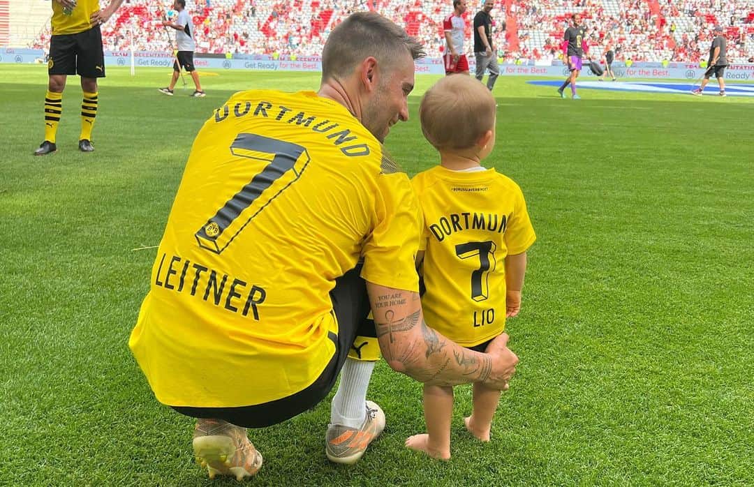 モリッツ・ライトナーさんのインスタグラム写真 - (モリッツ・ライトナーInstagram)「Was für ein Tag 🖤💛 Dieses Trikot wieder in der Arena mit alten Kollegen und @bvb09 LEGENDEN tragen zu können war eine riesengroße Freude. Dann noch mit unserem kleinen Lio auf dem Platz genießen zu können #wunderschön 😍 eine große Ehre. Danke 🙏 #schwarzgelb #bvb #legenden #spaß #dortmund #fussball」7月24日 22時11分 - moleitner5