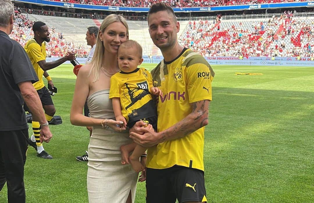 モリッツ・ライトナーさんのインスタグラム写真 - (モリッツ・ライトナーInstagram)「Was für ein Tag 🖤💛 Dieses Trikot wieder in der Arena mit alten Kollegen und @bvb09 LEGENDEN tragen zu können war eine riesengroße Freude. Dann noch mit unserem kleinen Lio auf dem Platz genießen zu können #wunderschön 😍 eine große Ehre. Danke 🙏 #schwarzgelb #bvb #legenden #spaß #dortmund #fussball」7月24日 22時11分 - moleitner5