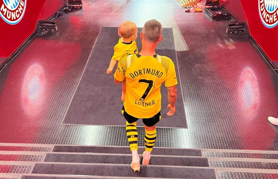 モリッツ・ライトナーさんのインスタグラム写真 - (モリッツ・ライトナーInstagram)「Was für ein Tag 🖤💛 Dieses Trikot wieder in der Arena mit alten Kollegen und @bvb09 LEGENDEN tragen zu können war eine riesengroße Freude. Dann noch mit unserem kleinen Lio auf dem Platz genießen zu können #wunderschön 😍 eine große Ehre. Danke 🙏 #schwarzgelb #bvb #legenden #spaß #dortmund #fussball」7月24日 22時11分 - moleitner5