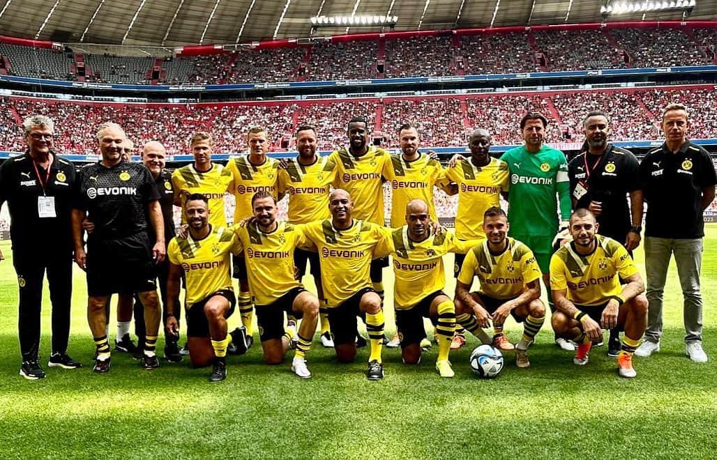 モリッツ・ライトナーのインスタグラム：「Was für ein Tag 🖤💛 Dieses Trikot wieder in der Arena mit alten Kollegen und @bvb09 LEGENDEN tragen zu können war eine riesengroße Freude. Dann noch mit unserem kleinen Lio auf dem Platz genießen zu können #wunderschön 😍 eine große Ehre. Danke 🙏 #schwarzgelb #bvb #legenden #spaß #dortmund #fussball」