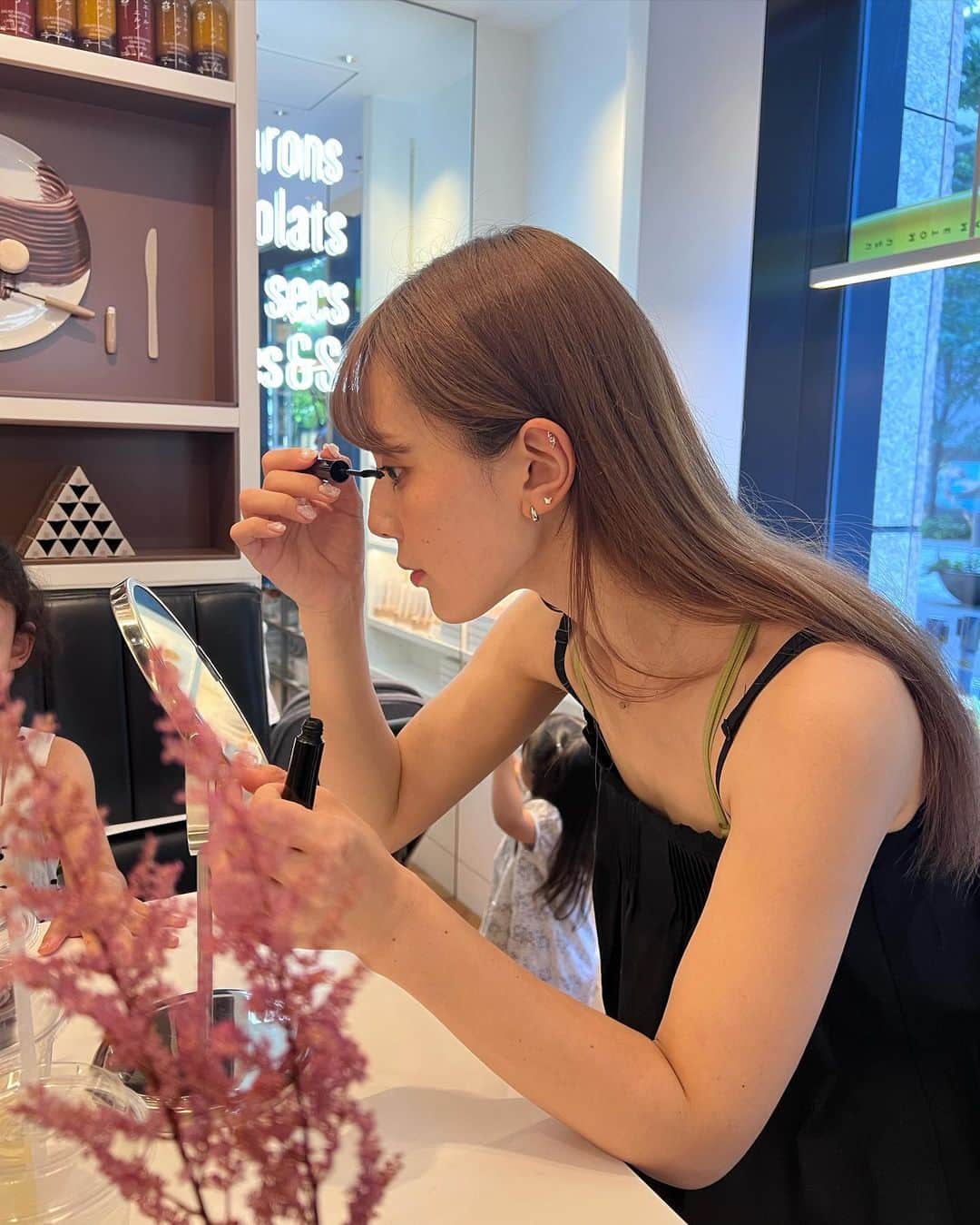 目見田早弥子のインスタグラム：「MOTE MASCARA × ピエール・エルメ  @uzu_byflowfushi  @made_in_pierreherme_official   コラボカフェは今日までだったのだけれど🥲、 ４年ぶりに全面アップデートされたMOTE MASCARA。 私はブラウンを毎日使ってるよ~🦌♡ 持ち手が長くなって塗りやすいし、 使えば使うほどまつ毛ケアがかなうし、 カール力キープされて落ちづらいのにお湯オフだし 良いことづくめで最高です💖💫」