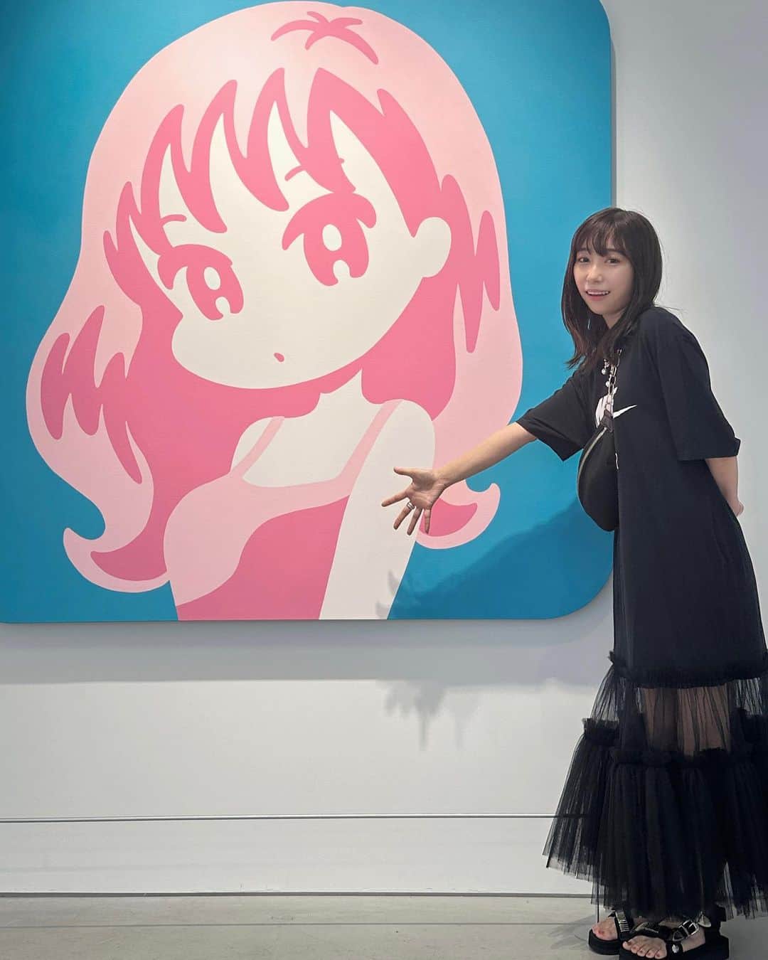 小林愛香のインスタグラム：「♡ わたしのFC「and」のビジュアルなどなども 描いていただいている、 conixさんの個展にお邪魔してきましたっ すごい素敵な場所、素敵な作品。 ほんと…conixさんがどんどんビッグアーティストになられてて…conixさんほんとにすごい！そしてconixさんに運命のように出会った自分もすごい！ってなんだかどや顔しちゃいました。笑 (そして最初の写真も自分がモデルですみたいな顔もしててごめんなさい🙇‍♀️違いますゆえ🙇) めちゃくちゃかわいい空間でしたっ 8/13までなのでみなさまもぜひっ  #conix  #miyashitapark  #gallerytarget #sai_miyashita」