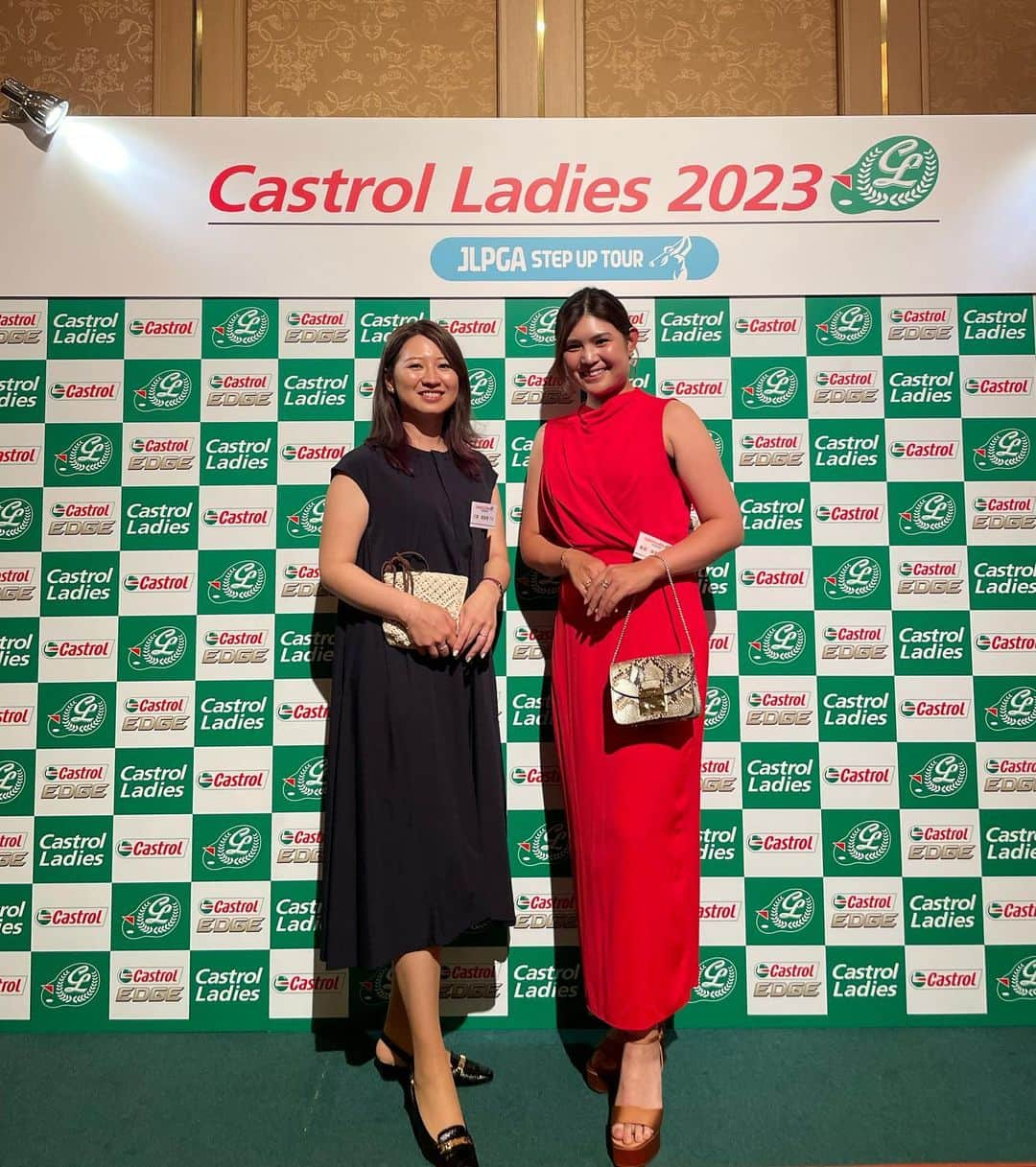 倉田珠里亜のインスタグラム：「. Team Castrol🔴🟢⚪️  明後日からカストロールレディース⛳️ ホステスプロとして頑張ります！！  久々のひかりお姉ちゃんと☺️ 今回は赤のドレスを着ました🫶  #bpcastrol  #teamcastrol  #カストロールレディース #上からの照明に弱い倉田 #目元真っ黒」