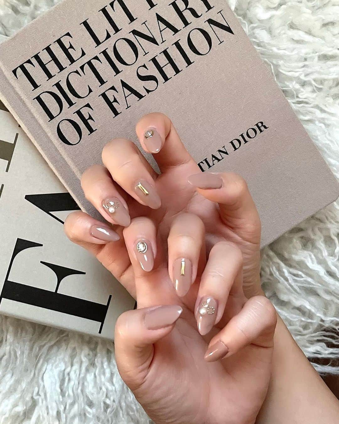 木田絵里香のインスタグラム：「. ネイル変えた💅🏼 セルフとバレないレベルまで到達しました😊w . #ネイル#ネイルデザイン#ジェルネイル#ピンクネイル#ベージュネイル#セルフネイル#nails#nail#newnail#naildesign」