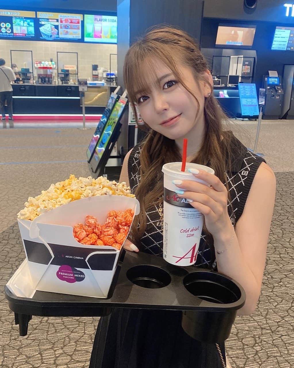 のインスタグラム：「🎬🍿🤍 ・ 怪物 みてきたよ👀🍿*゜  映画館ではポップコーンとコーラが お決まりです( *´꒳`* )💕 ・ インスタに載せて無かったから 時差投稿🫡🫡 ・ ・ ・ #映画 #映画館  #怪物 #ポップコーン」