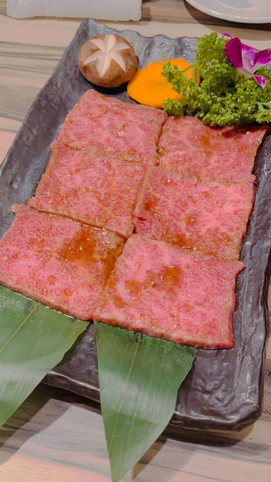 マイケル富岡のインスタグラム：「おつかれさま〜♪ではでは本日のご褒美♡ love wagyu? #疲れ様 #猛暑の中 #頑張ったね #ご褒美 #wagyu #love #yakiniku #hot #summer #power #dinner #shooting #usatv #actor #actorslife #マイケル富岡 #タレント #俳優 #撮影 #いただきます #感謝」