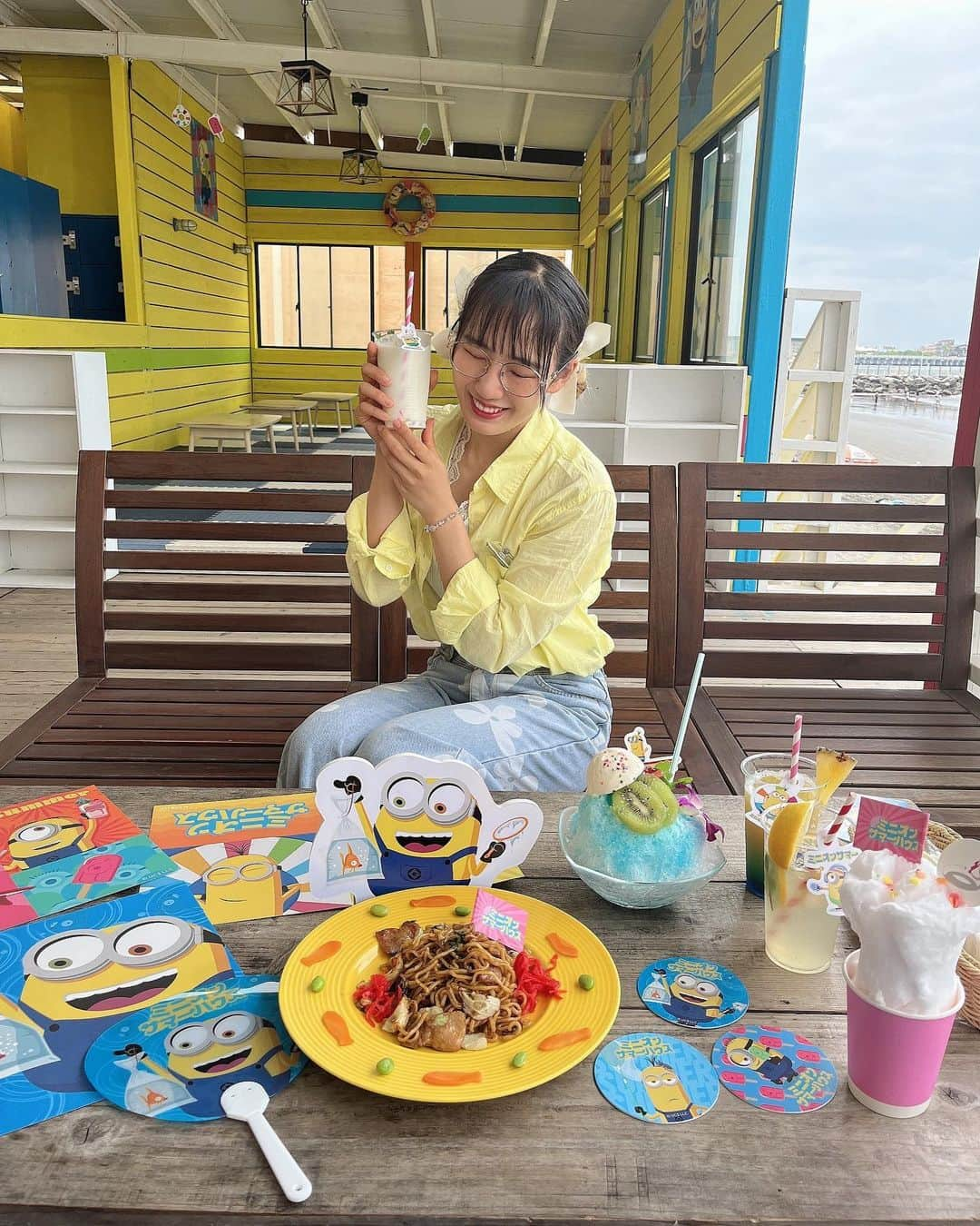 蒼井乃々愛のインスタグラム：「幸せすぎたミニオンサマーハウス💛💙 海の家で食べる焼きそば最高😎🫶  あと、もう1回は絶対行きたいな🥹🥹🥹  #ミニオン #ミニオンサマーハウス #ミニオンと過ごす夏 #ミニオンズ #minion #minions #海の家 #江ノ島 #idol #アイドル #仮面女子 #メガネ女子 #ののファッション #fashion」