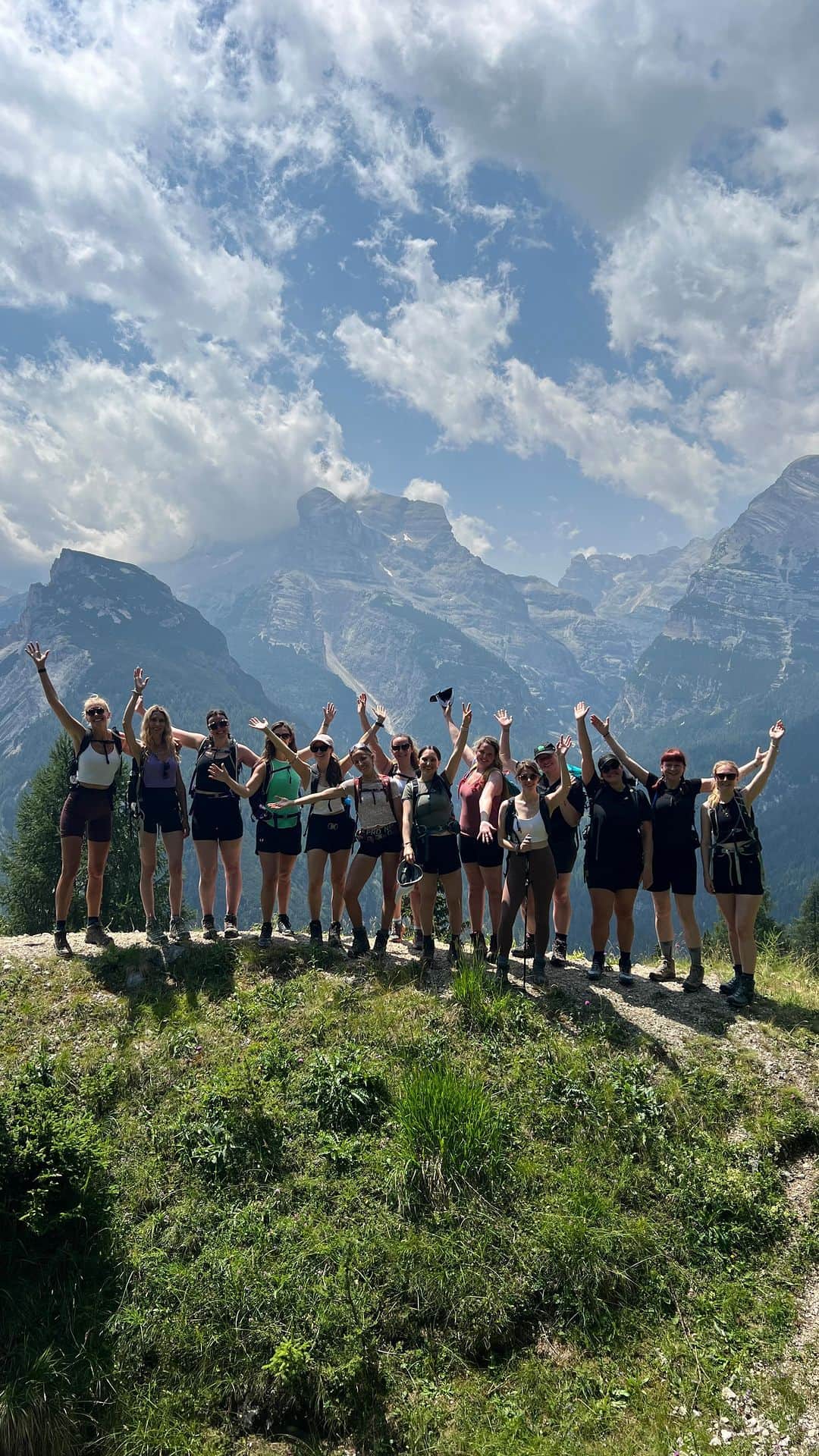 Zanna Van Dijkのインスタグラム：「My mountain morning routine 🏔️✨ ad   Get ready with me for a day in the mountains! Here are my key steps when I’m setting myself up for a successful day on the trails:  ➡️ Taking my morning shot of @symproveyourlife to support my gut health while I’m on the go.  ➡️ Drinking lots of water to hydrate myself (before I sweat it back out)! ➡️ Packing all of my essentials including lots of snacks, sun cream & my waterproofs, no matter what the weather forecast is.  ➡️ Fuelling myself up with a protein and fibre filled breakfast so I’m energised and ready to go!  You can use my code ZANNA50 to get 50% off the first 3 months of a flexible Symprove subscription 🫶🏼 #symproveyourlife #guthealth」