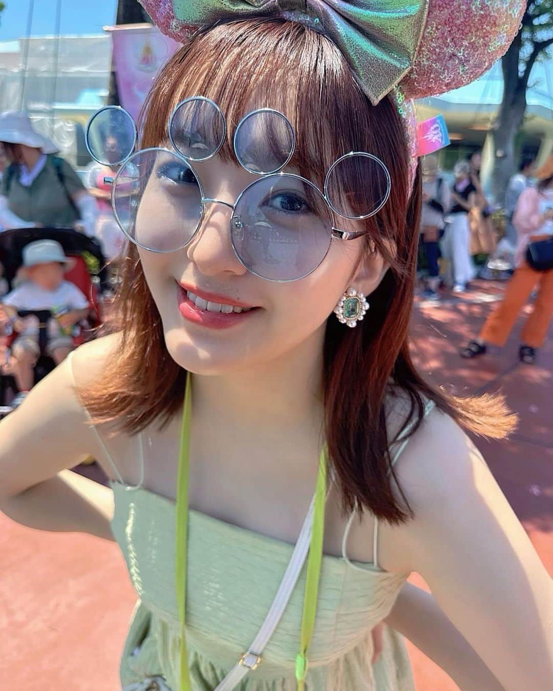 田島芽瑠さんのインスタグラム写真 - (田島芽瑠Instagram)「夏ディズニーーーーー🐢✨  やっと行けた！暑すぎて溶けるかと思ったけどびしょ濡れサマーのおかげで涼しく過ごした1日だったよ！  同じお名前のオルメルくんコーデ💚 リルのお洋服可愛すぎて2日に1回は何か着てる気がする😂イヤリングとリングも実はアリエルなんだよ〜！可愛いでしょう〜！  すっかりヘロヘロな帰り道。たくさん濡れて太陽と共に過ごしてプール帰りみたいな疲れ笑楽しかった〜！」7月24日 22時36分 - meru_chan_official