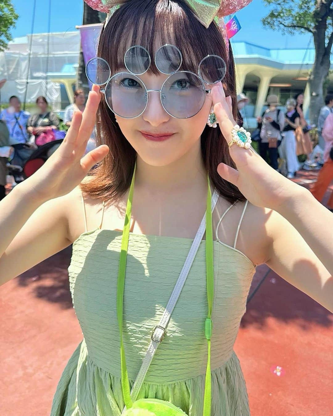 田島芽瑠さんのインスタグラム写真 - (田島芽瑠Instagram)「夏ディズニーーーーー🐢✨  やっと行けた！暑すぎて溶けるかと思ったけどびしょ濡れサマーのおかげで涼しく過ごした1日だったよ！  同じお名前のオルメルくんコーデ💚 リルのお洋服可愛すぎて2日に1回は何か着てる気がする😂イヤリングとリングも実はアリエルなんだよ〜！可愛いでしょう〜！  すっかりヘロヘロな帰り道。たくさん濡れて太陽と共に過ごしてプール帰りみたいな疲れ笑楽しかった〜！」7月24日 22時36分 - meru_chan_official