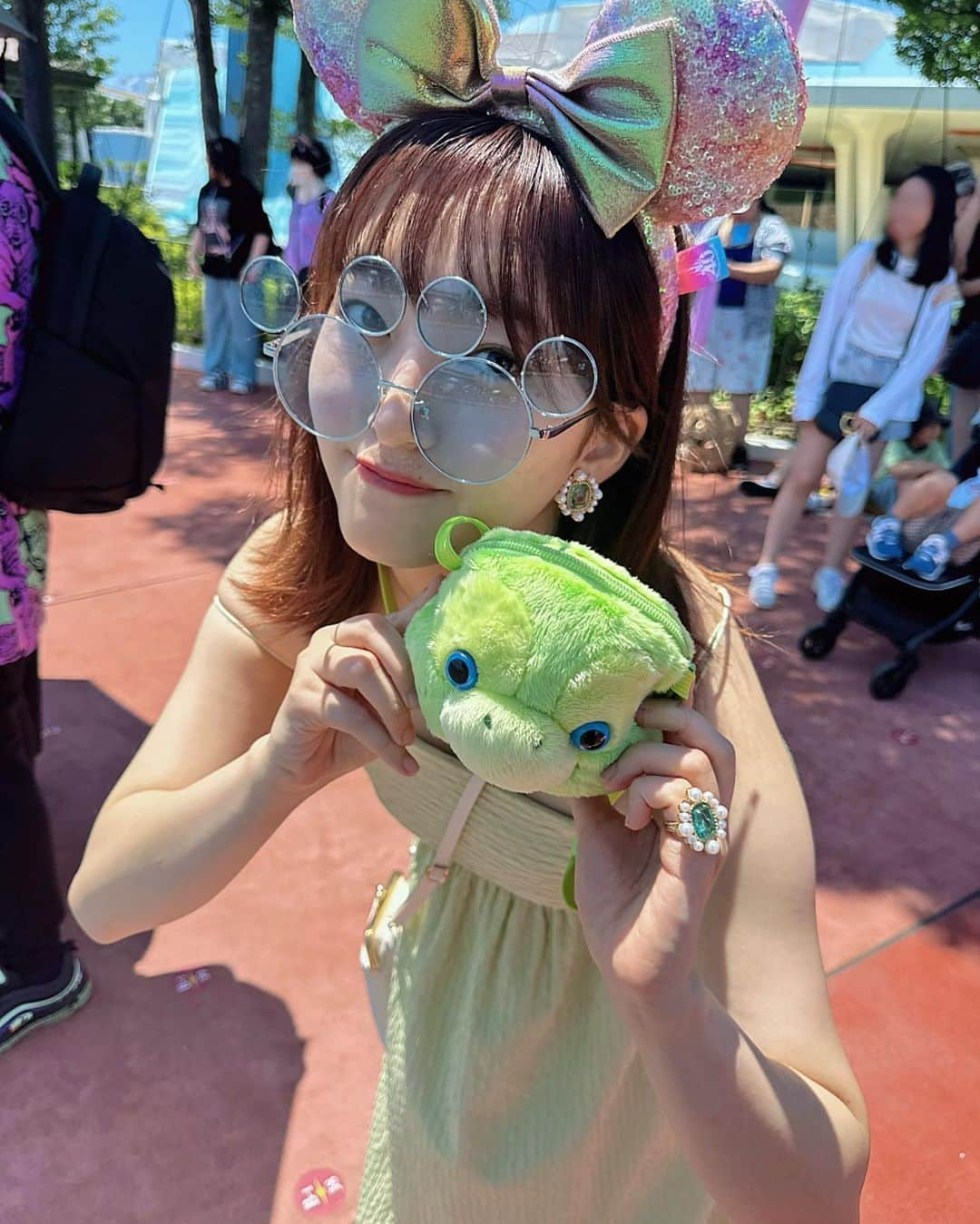 田島芽瑠さんのインスタグラム写真 - (田島芽瑠Instagram)「夏ディズニーーーーー🐢✨  やっと行けた！暑すぎて溶けるかと思ったけどびしょ濡れサマーのおかげで涼しく過ごした1日だったよ！  同じお名前のオルメルくんコーデ💚 リルのお洋服可愛すぎて2日に1回は何か着てる気がする😂イヤリングとリングも実はアリエルなんだよ〜！可愛いでしょう〜！  すっかりヘロヘロな帰り道。たくさん濡れて太陽と共に過ごしてプール帰りみたいな疲れ笑楽しかった〜！」7月24日 22時36分 - meru_chan_official