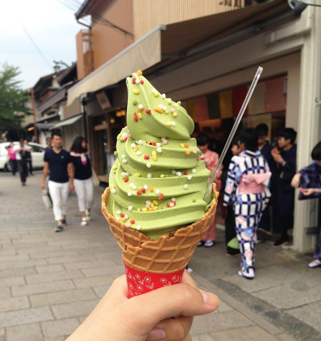 All Nippon Airwaysのインスタグラム：「Green, #matcha tea to you.  Soft yummy ice cream to us.  #SummerTreat 🍦  What’s your favorite ice cream flavor?」