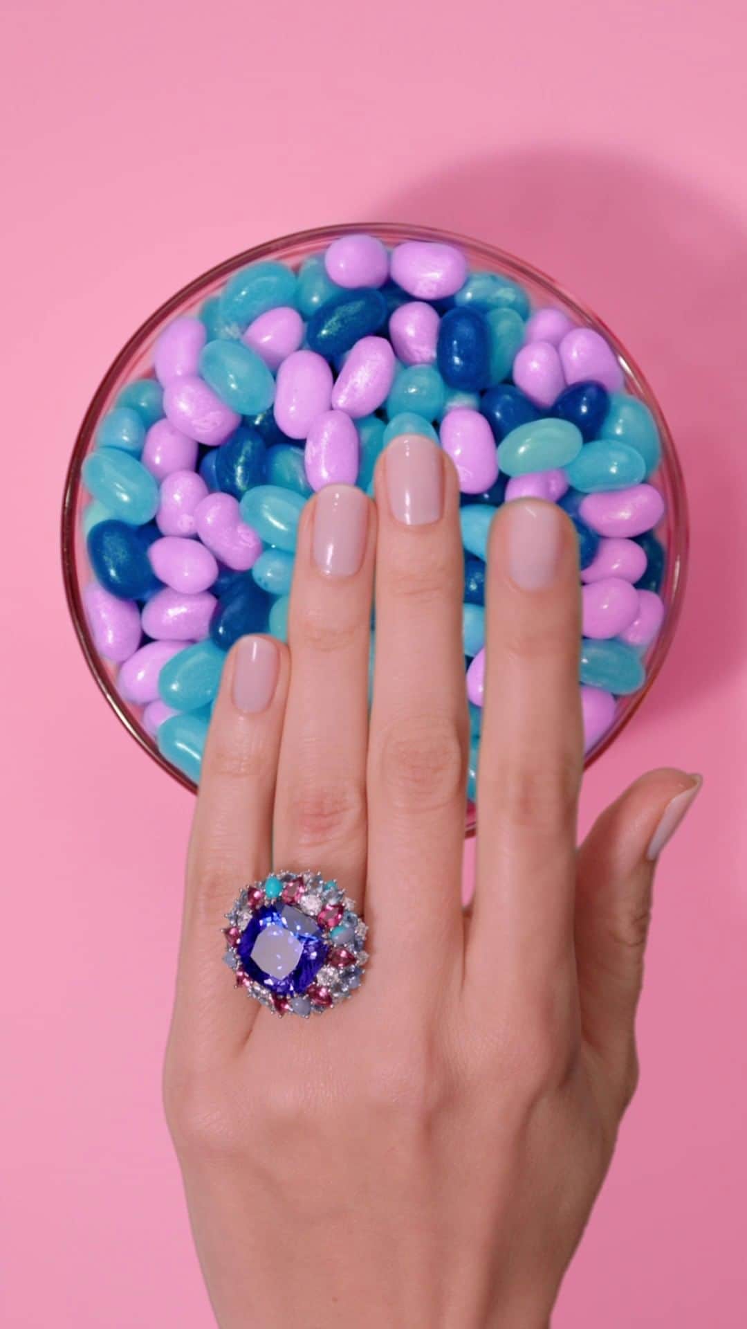 ハリー・ウィンストンのインスタグラム：「The Winston Candy Shop is open and brimming with bejeweled confections this summer. Tap the link in bio to browse our selection of one-of-a-kind sweets from the Winston Candy collection. #HarryWinston #WinstonCandy」