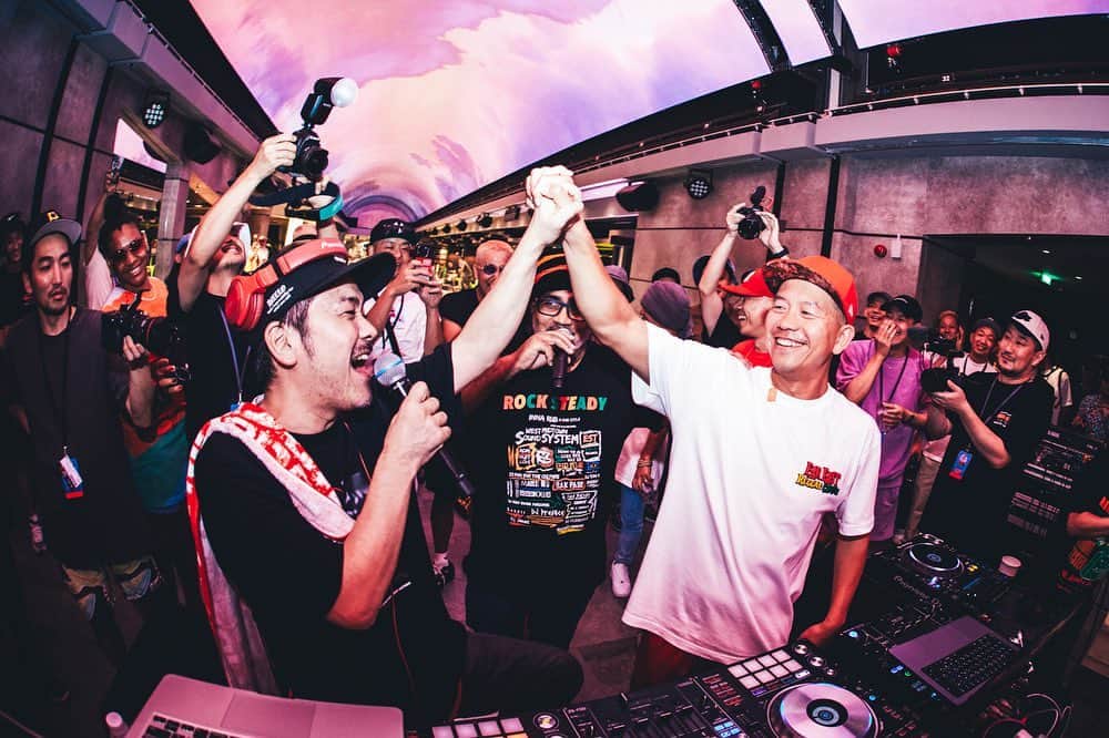 mastasimonさんのインスタグラム写真 - (mastasimonInstagram)「笑顔シリーズ！All you saw was smiling faces @fareastreggaecruise   とりあえず楽しんで笑った！ そしてまた飲んで楽しんで笑った！ 毎日毎晩音楽で楽しんで笑った！  人生捨てたもんじゃない！ Life is good !   Photos by @junya_thirdeye   #mightycrown #fareastreggaecruise」7月24日 22時30分 - mastasimon